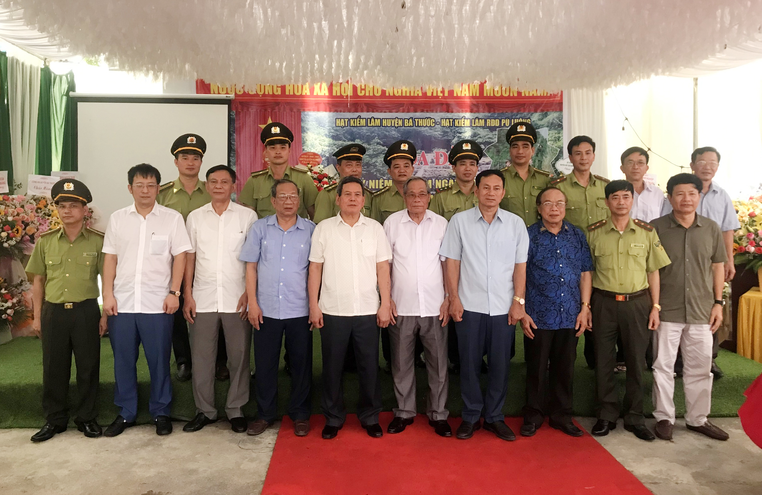 Các đại biểu chụp ảnh lưu niệm tại buổi tọa đàm