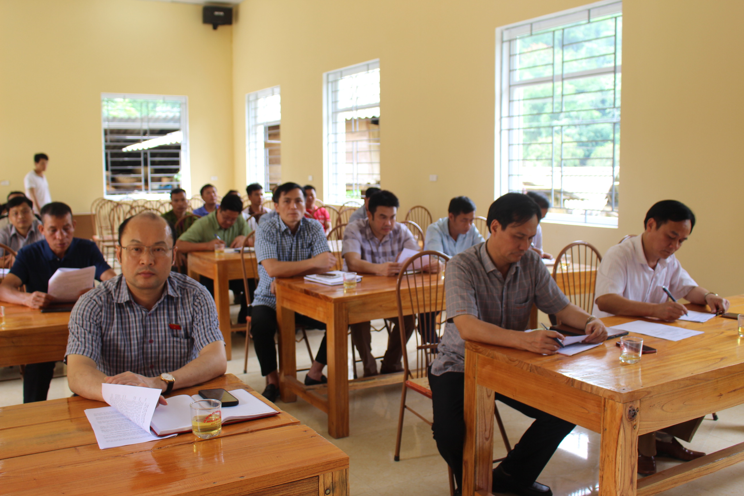 Các đại biểu và đảng viên dự hội nghị
