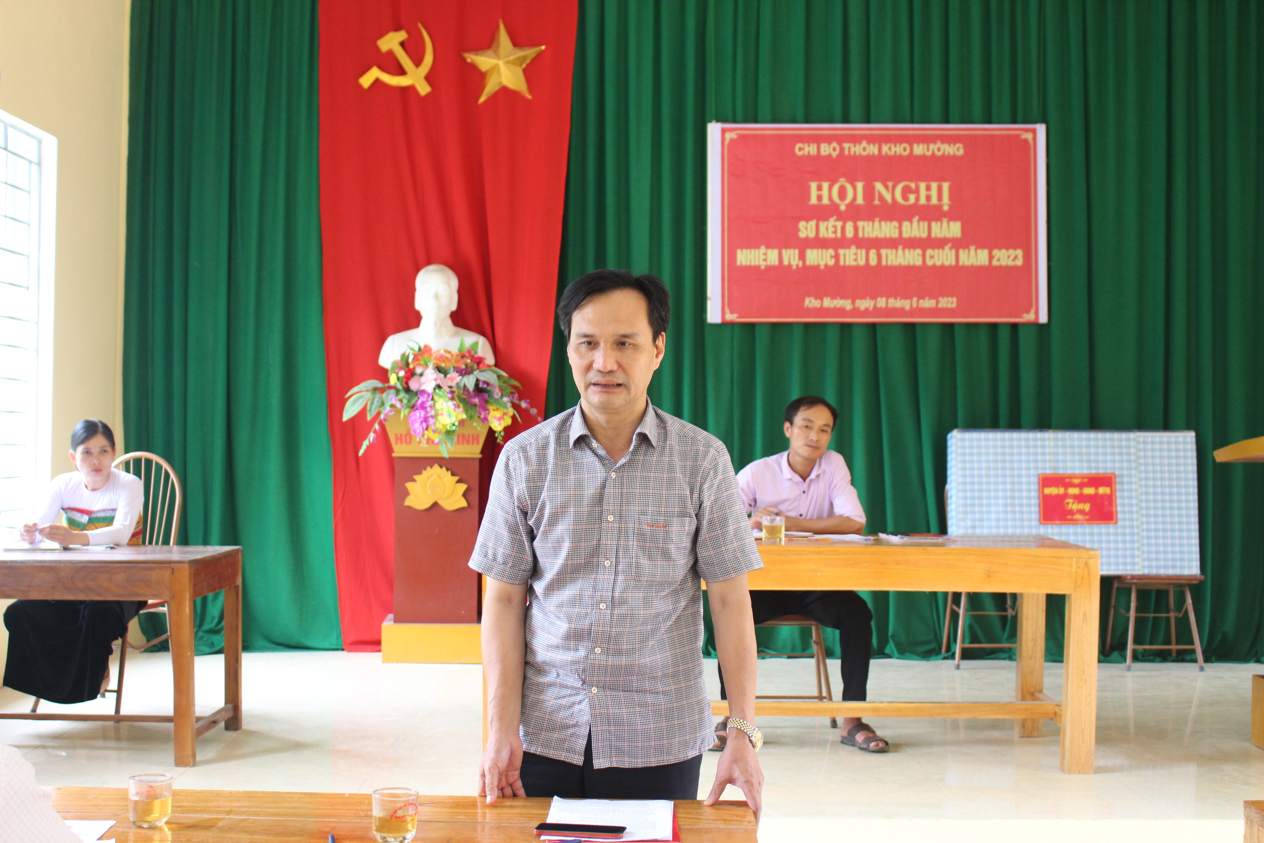 Đồng chí Phạm Đình Minh, Bí thư Huyện uỷ Bá Thước phát biểu tại hội nghị