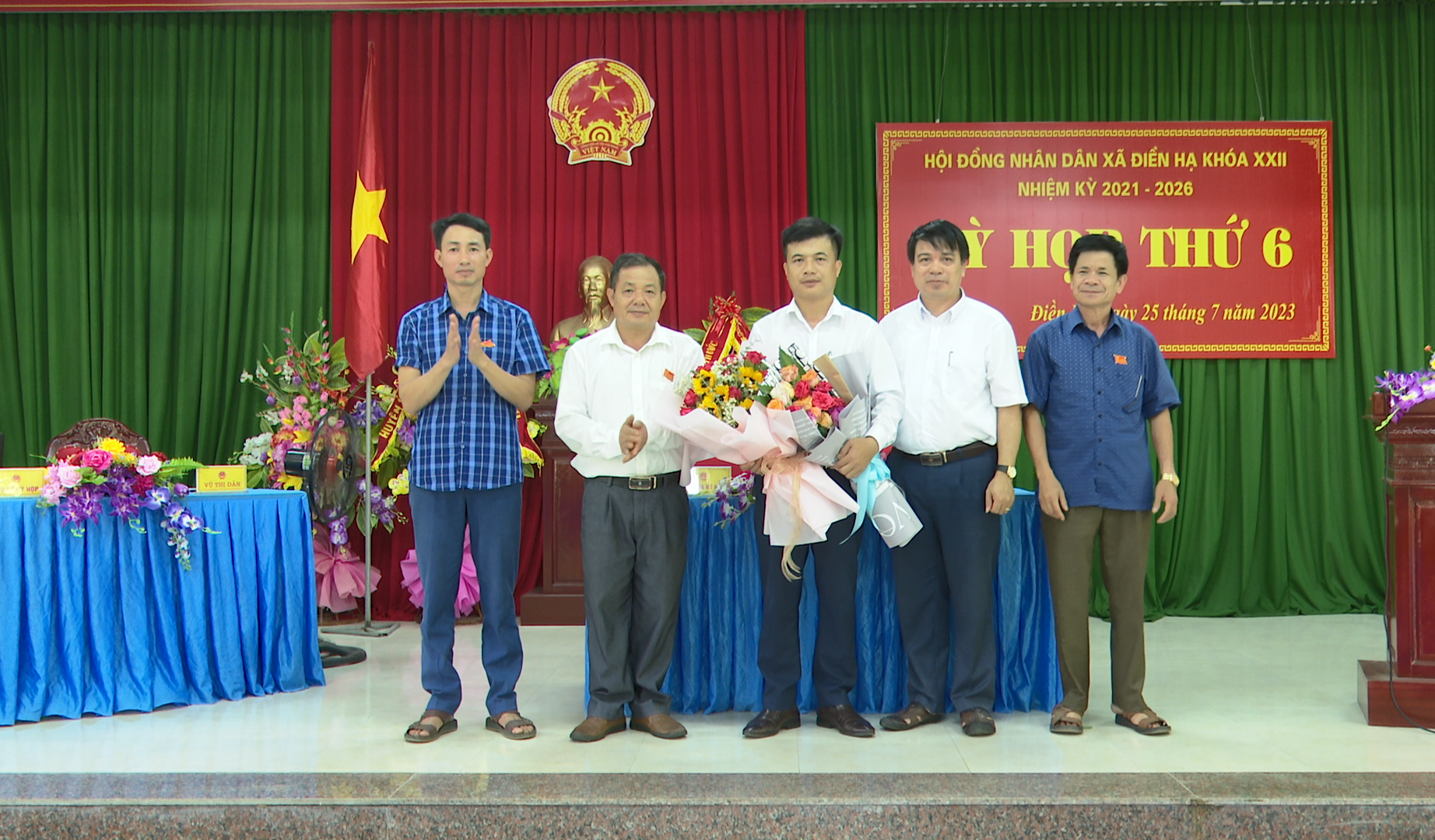 Đại biểu HĐND huyện bầu tại khu vực và lãnh đạo xã Điền Hạ tặng hoa chúc mừng tân Chủ tịch UBND xã nhiệm kỳ 2021 - 2026