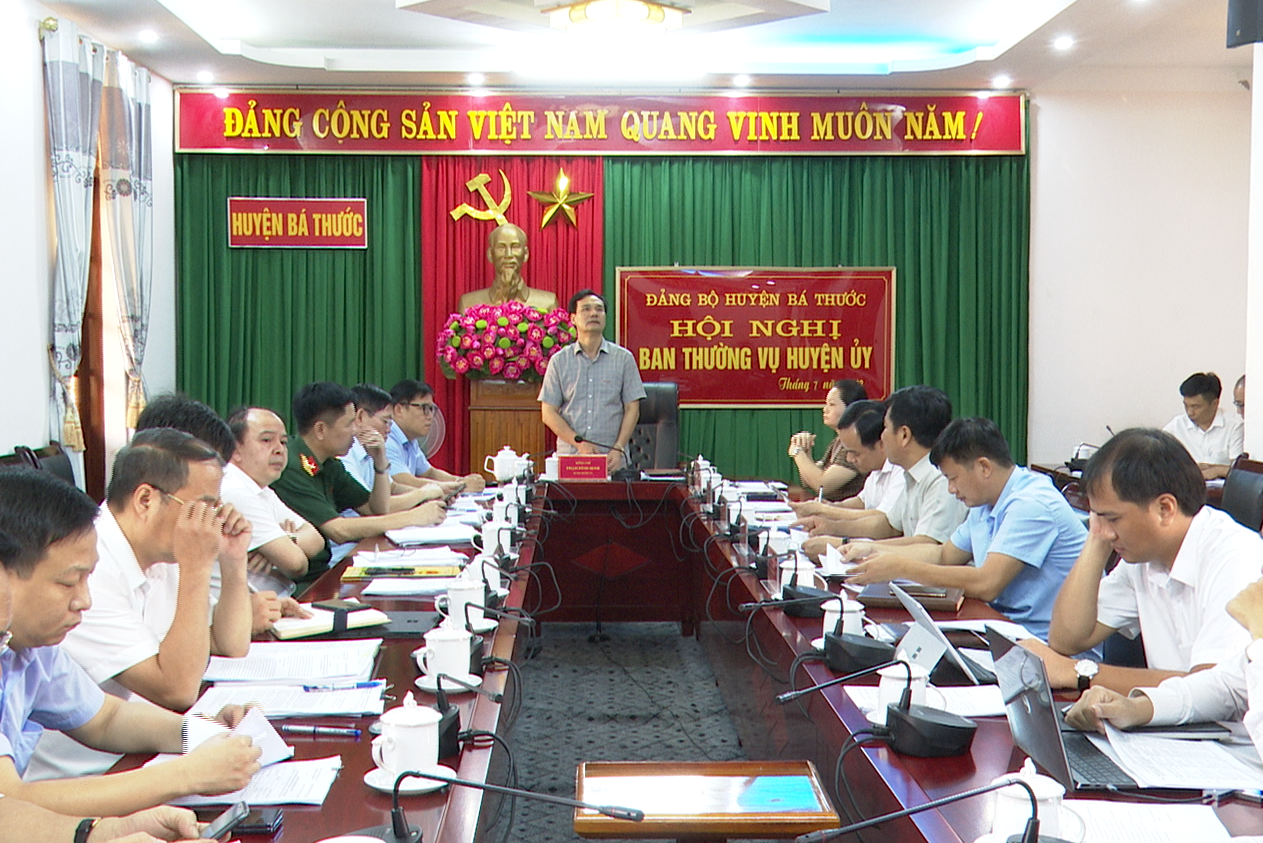 Đồng chí Bí thư Huyện ủy Phạm Đình Minh phát biểu kết luận hội nghị