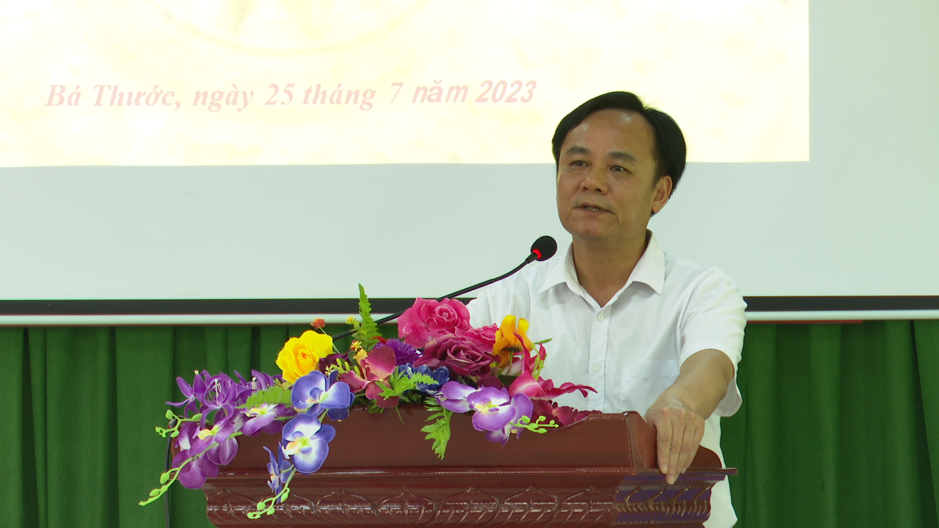 Đồng chí Nguyễn Thanh Bình, Ủy viên Ban Thường vụ, Trưởng Ban Tổ chức Huyện ủy đã công bố các quyết định của Ban Thường vụ Huyện ủy về công tác cán bộ