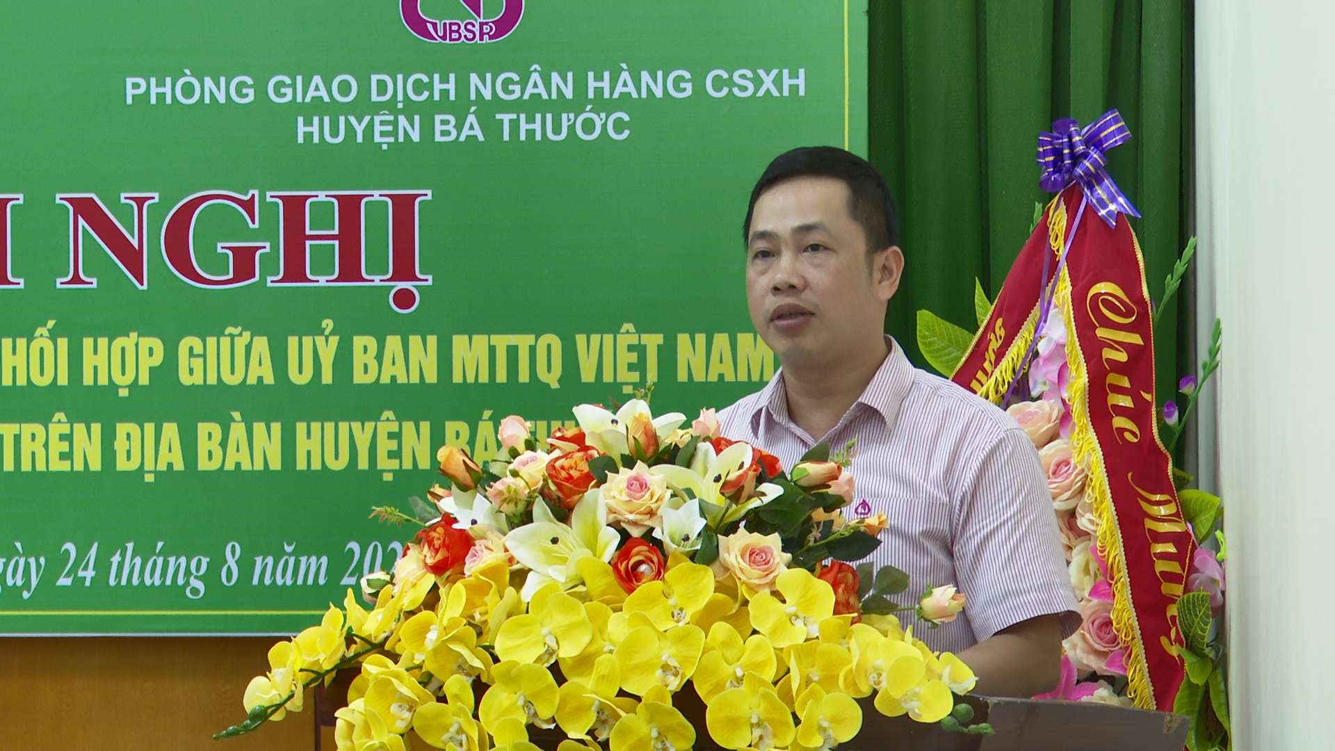 Đồng chí Trịnh Anh Tuấn, Giám đốc Ngân hàng Chính sách xã hội huyện thông qua quy chế phối hợp