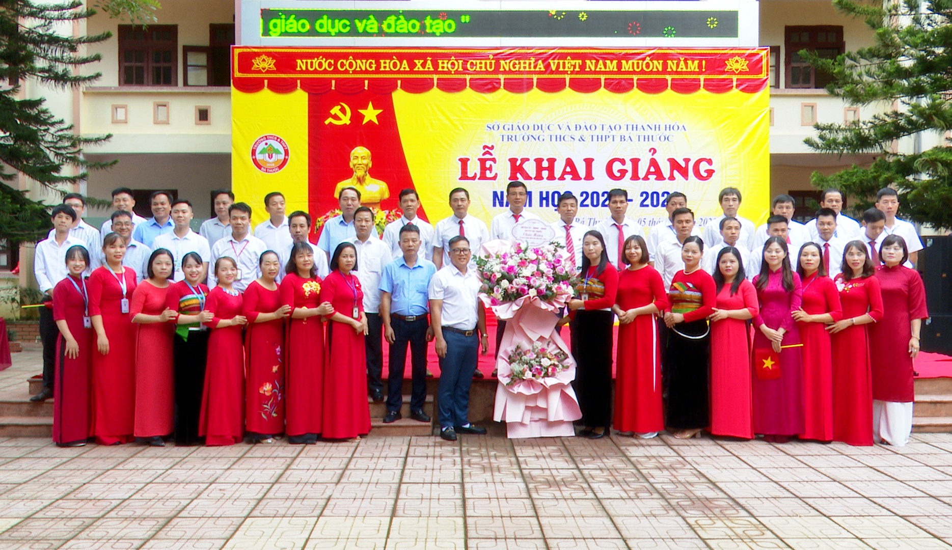 Đồng chí Ngọ Đình Hải, Phó Bí thư Huyện ủy, Chủ tịch UBND huyện chụp ảnh lưu niệm với cán bộ, giáo viên trường THCS&THPT Bá Thước