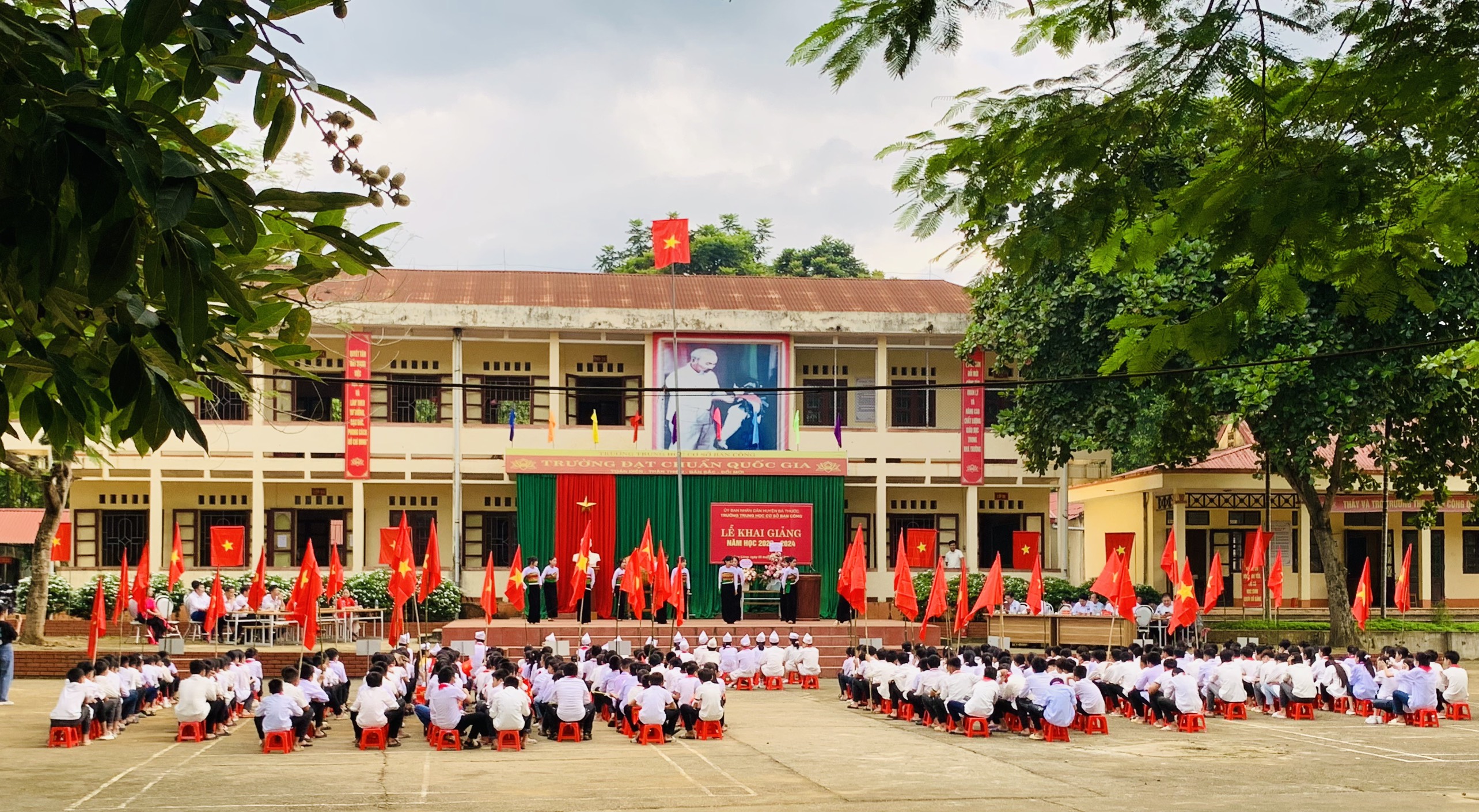 Hơn 300 em học sinh trường THCS Ban Công trong ngày khai giảng năm học mới