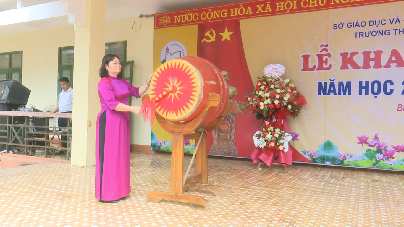 Đồng chí Bùi Thị Hoa, Phó Bí thư Thường trực Huyện uỷ, Chủ tịch HĐND huyện điểm hồi trống khai trường