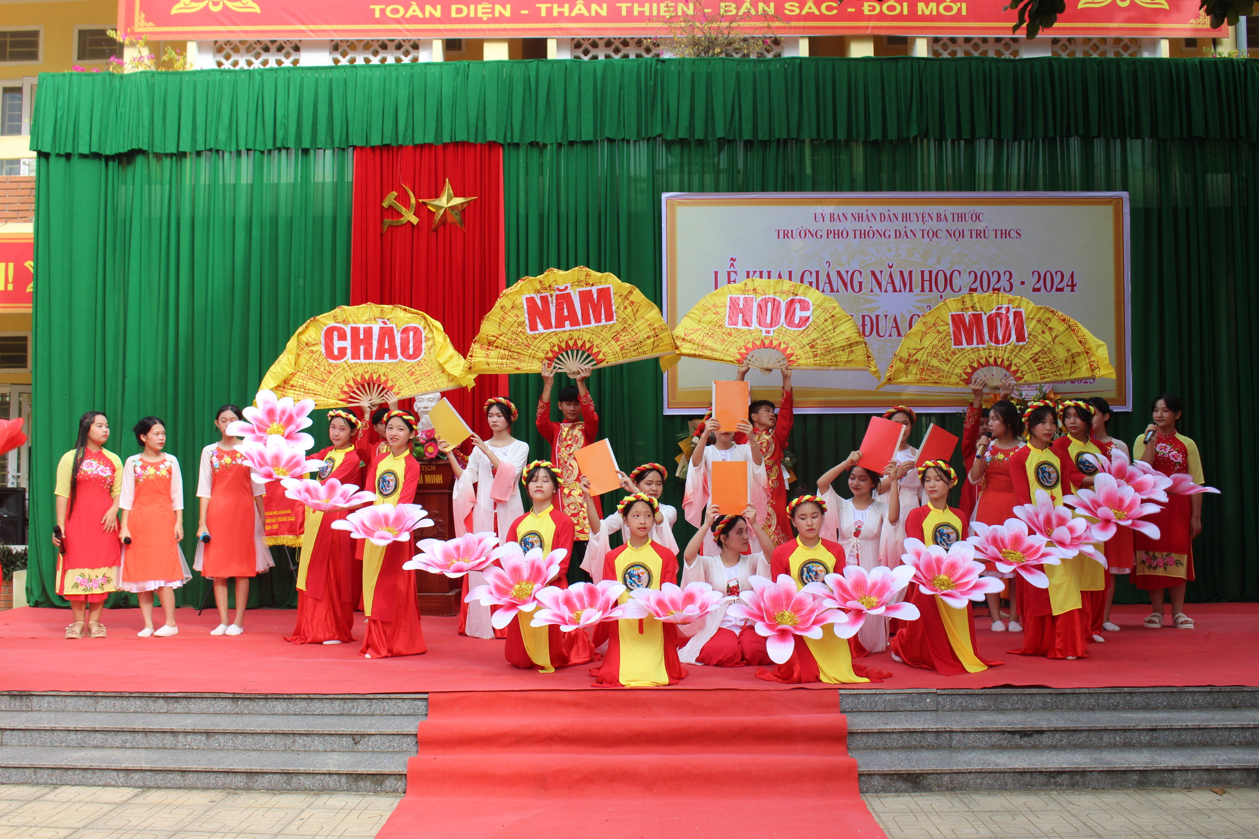 Một tiết mục văn nghệ đặc sắc tại buổi lễ được các em học sinh trường PTDT Nội trú - THCS huyện thể hiện, mang thông điệp quyết tâm nỗ lực, phấn đấu vươn lên học tập và rèn luyện trong năm học mới