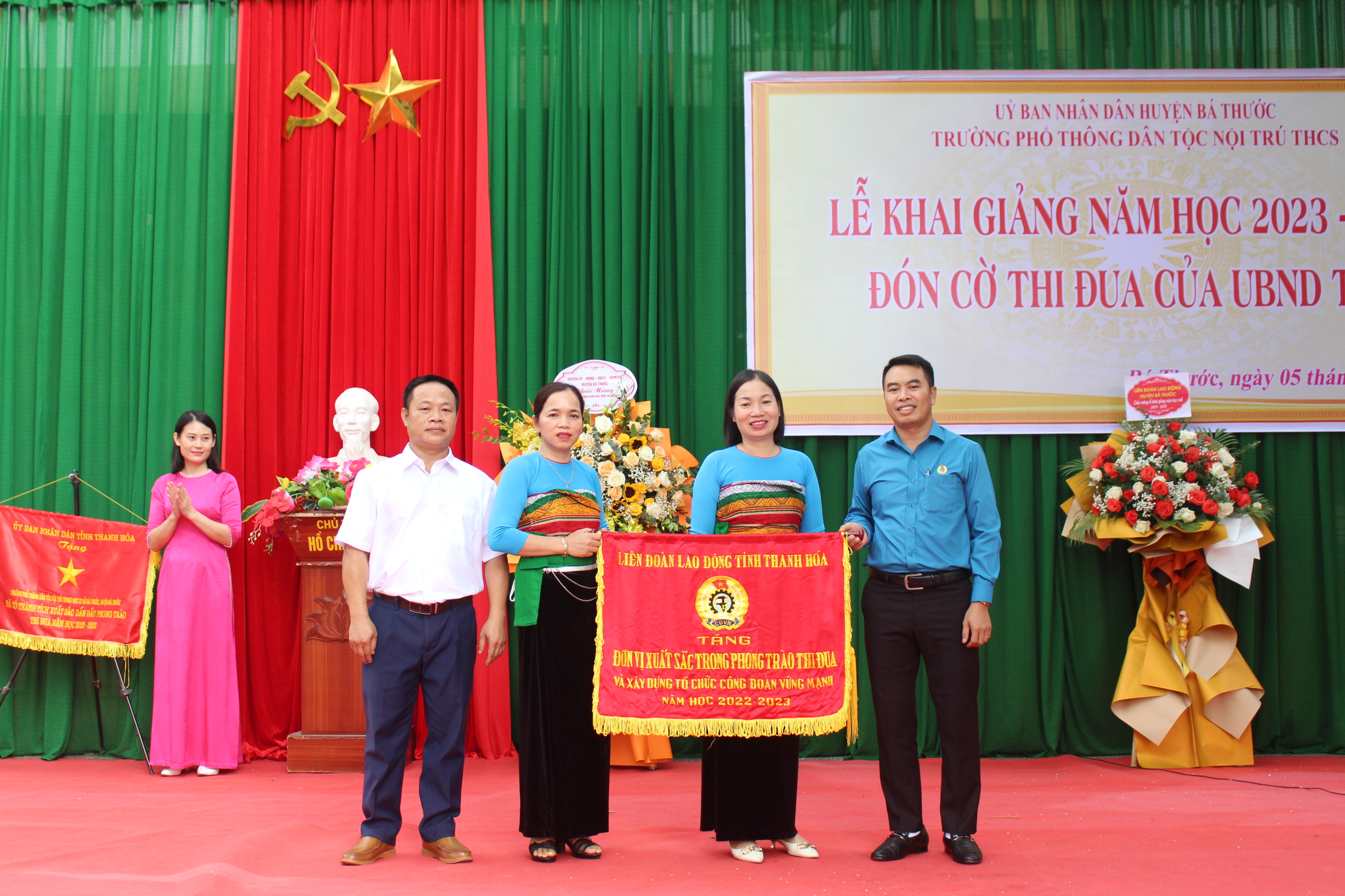 Đồng chí Lê Hùng Cường, Chủ tịch LĐLĐ huyện trao Cờ thi đua của LĐLĐ tỉnh cho Công đoàn trường PTDT Nội trú – THCS