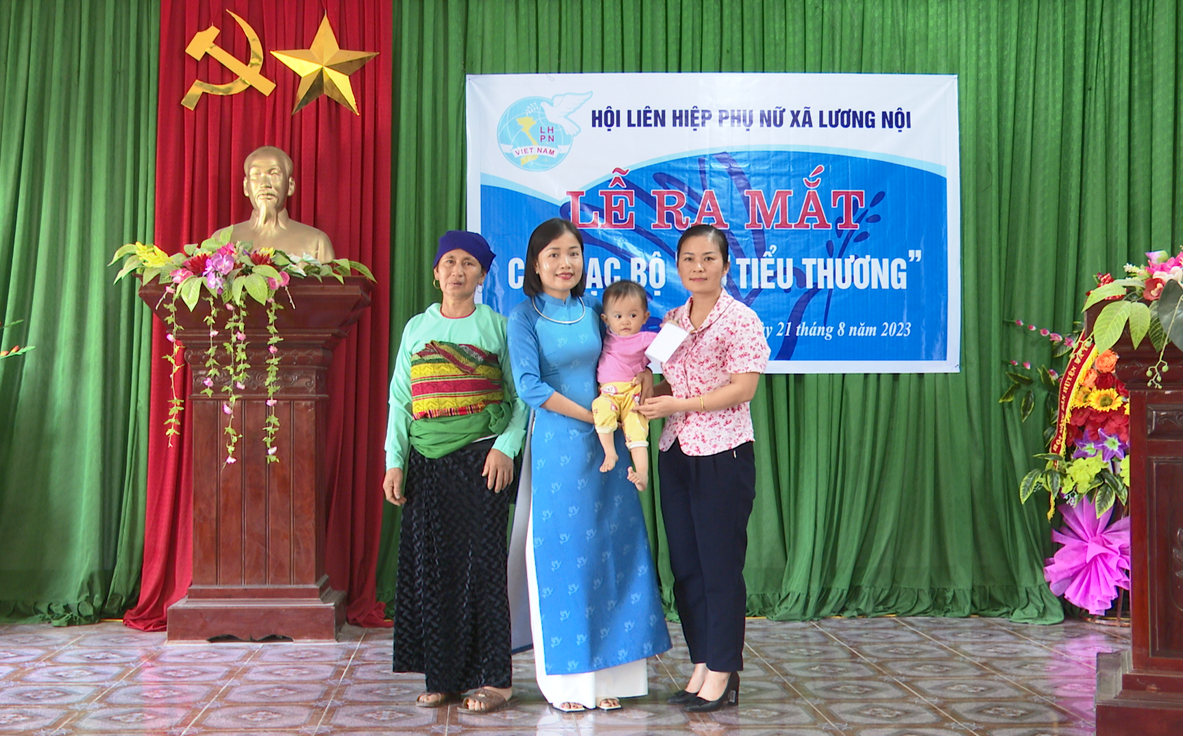 Đồng chí Lê Thị Hải Lý, Huyện ủy viên, Chủ tịch Hội LHPN huyện trao tiền hỗ trợ cho trẻ em mồ côi