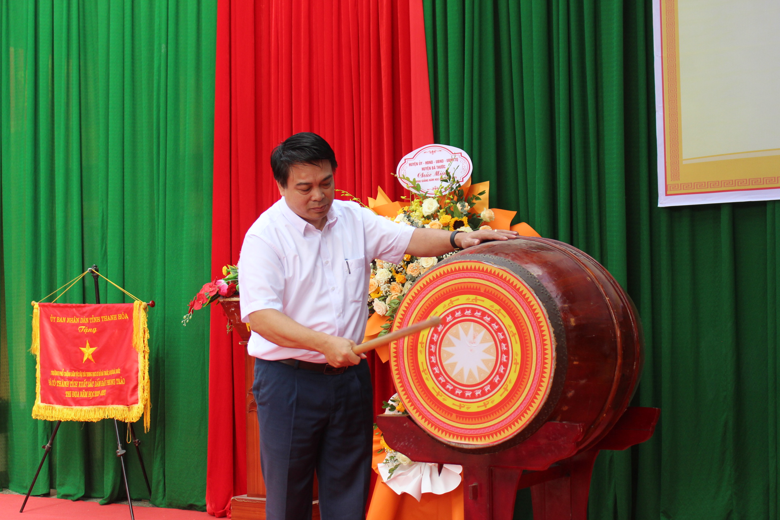 Đồng chí Hà Tự Nhiên, Trưởng Phòng GD&ĐT huyện điểm hồi trống khai trường tại trường PTDT Nội trú – THCS huyện
