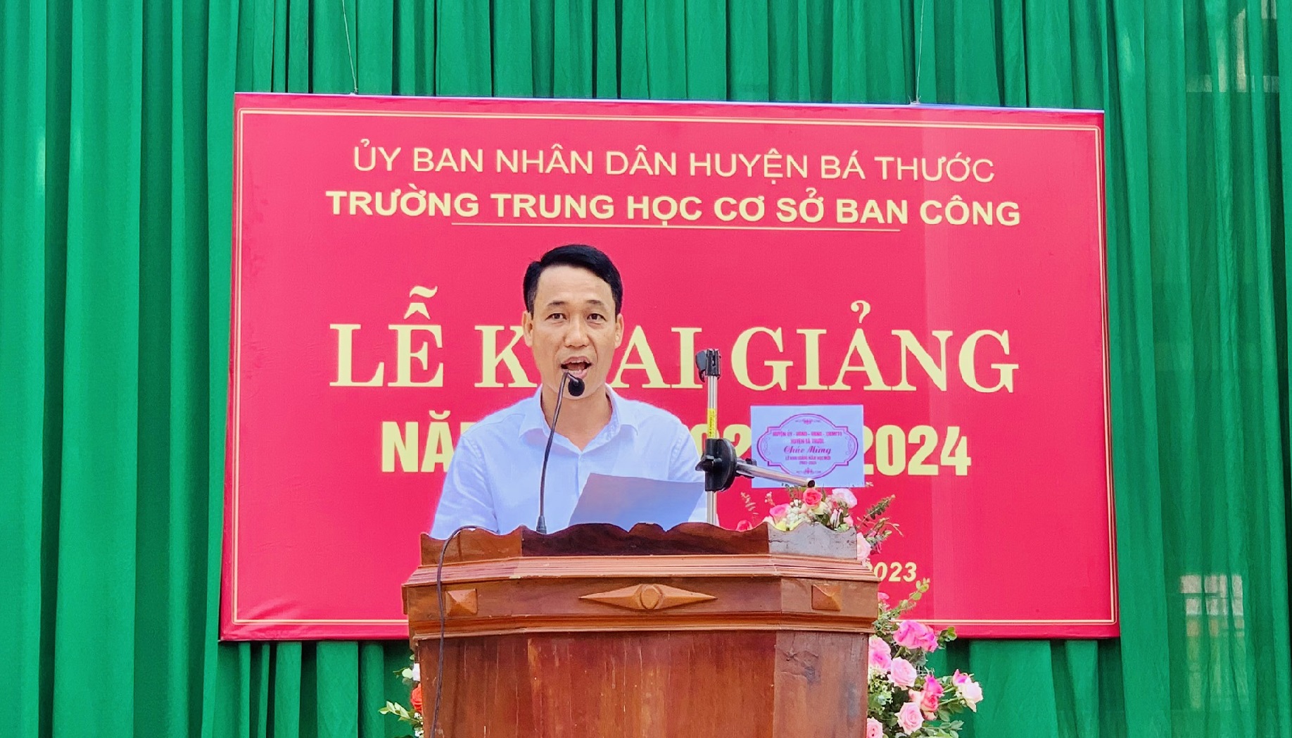 Thầy giáo Nguyễn Tiến Đạt, Hiệu trưởng trường THCS Ban Công phát biểu tại buổi lễ khai giảng, với quyết tâm thực hiện tốt nhiệm vụ năm học mới đã đề ra