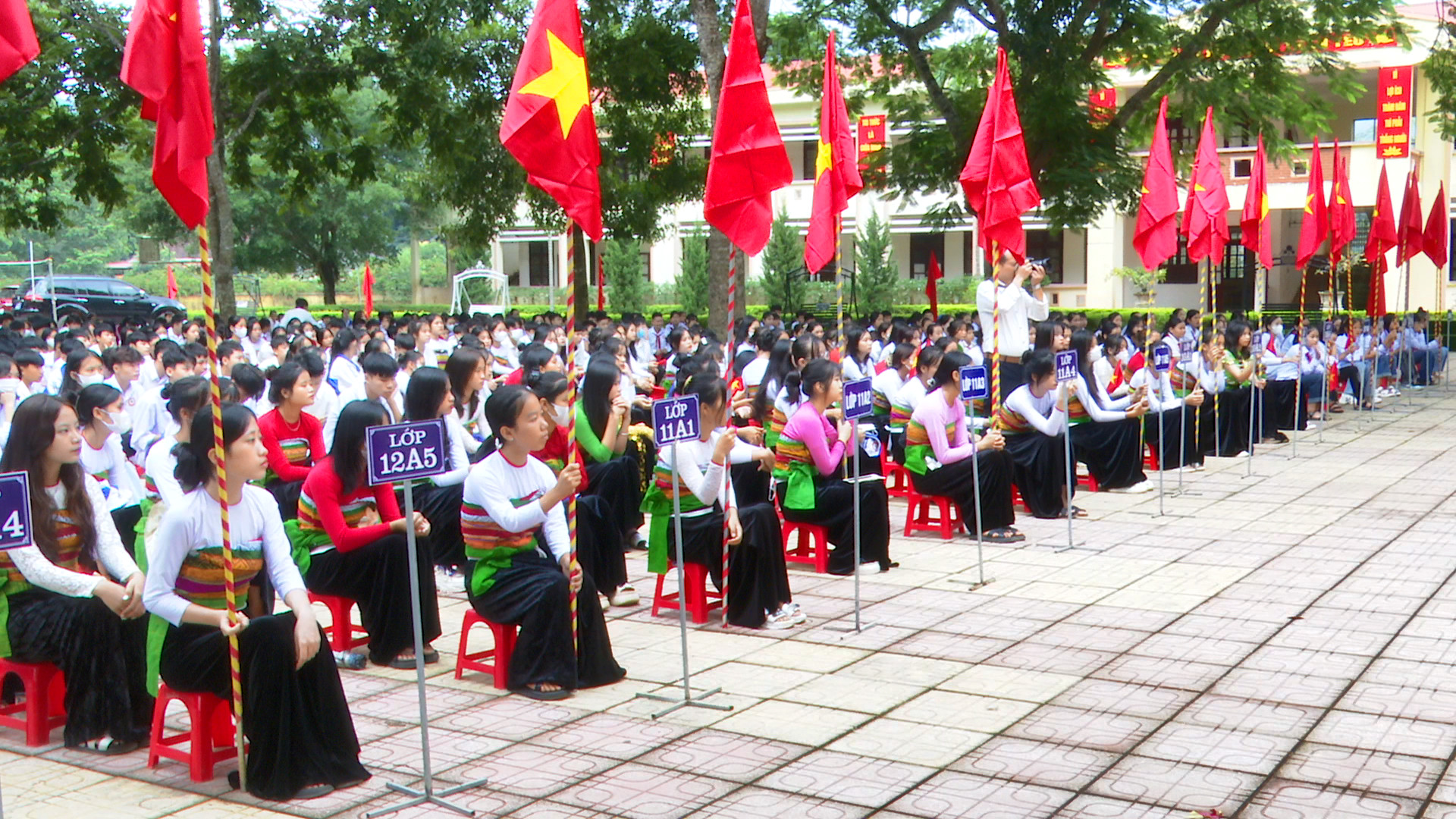 Các em học sinh trường THCS&THPT Bá Thước trong ngày tựu trường