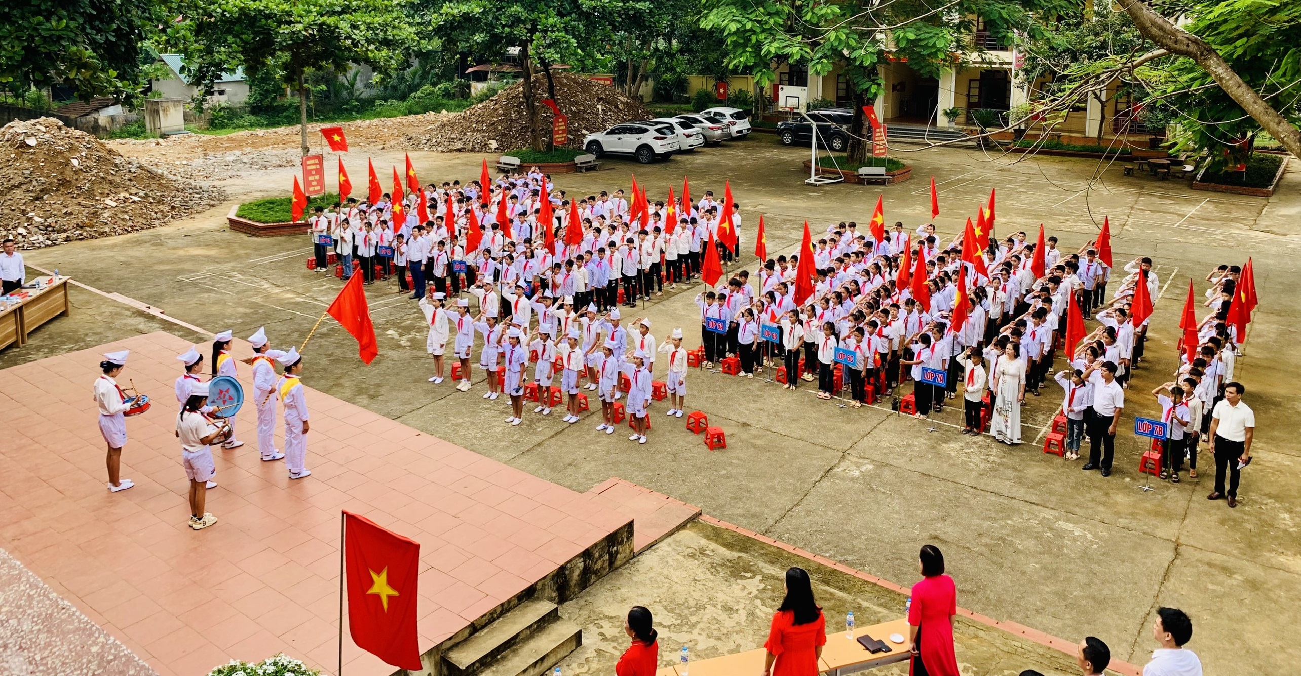 Toàn cảnh buổi lễ khai giảng năm học mới tại trường THCS Ban Công