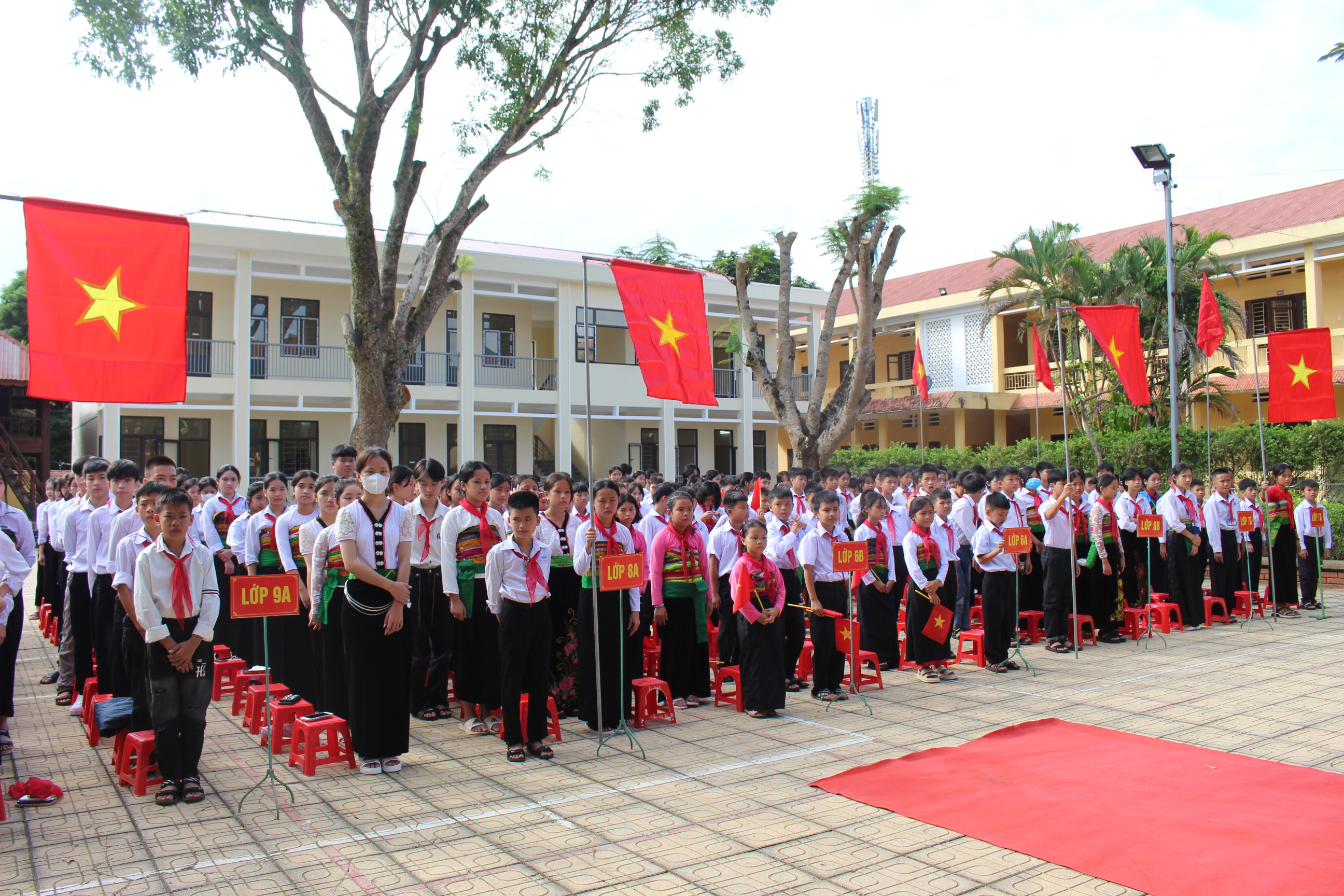 Các em học sinh trường PTDT Nội trú - THCS huyện trong lễ khai giảng năm học mới