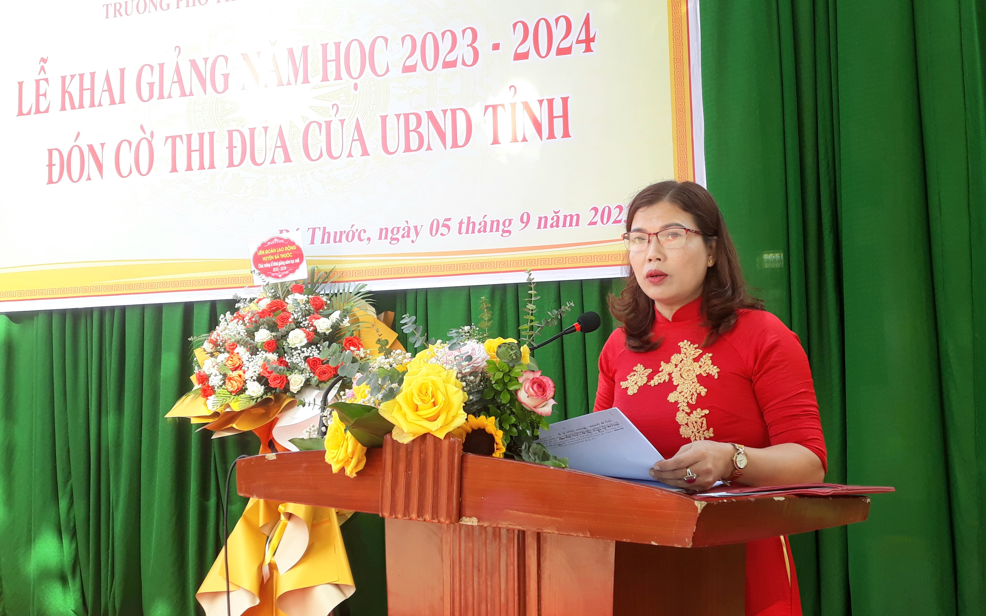 Cô giáo Nguyễn Thị Đào, Hiệu trưởng trường PTDT Nội trú - THCS huyện ôn lại truyền thống vẻ vang của nhà trường và những thành tích đạt được trong những năm học qua