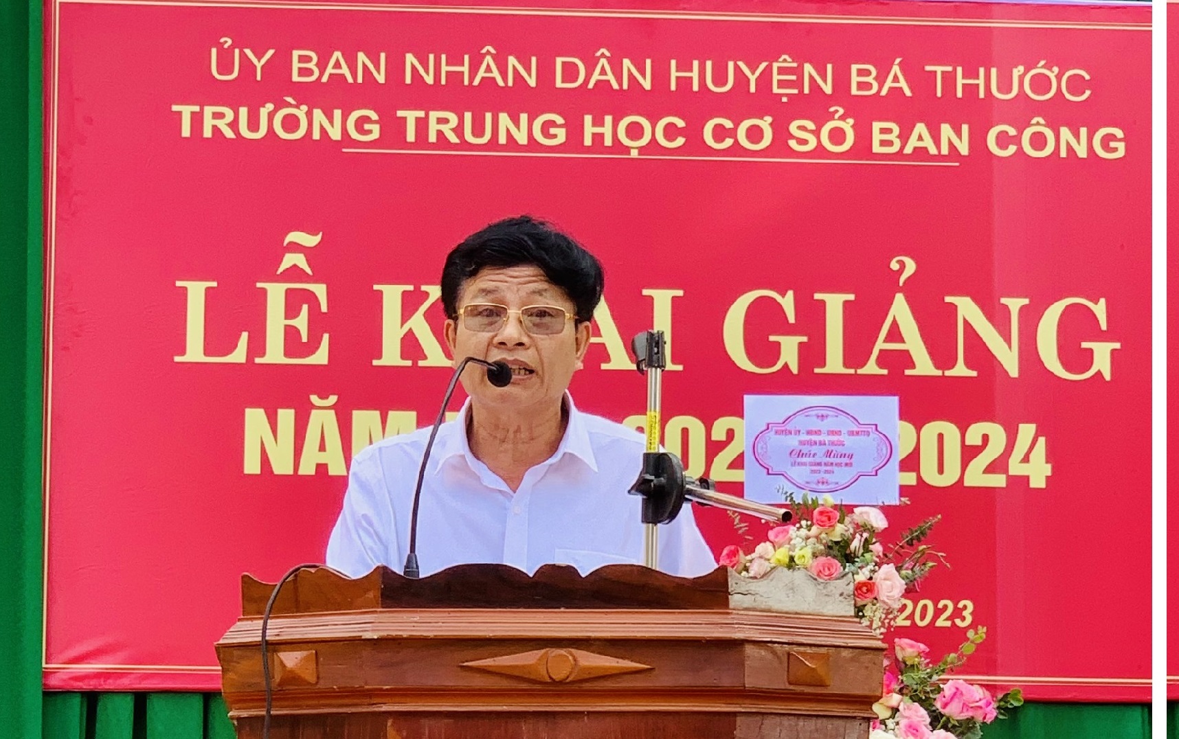 Đồng chí Nguyễn Thanh Tùng, Ủy viên Ban Thường vụ, Chủ nhiệm Ủy Ban Kiểm tra Huyện ủy chúc mừng thầy giáo, cô giáo và các em học sinh trường THCS Ban Công nhân ngày khai giảng năm học mới 2023-2024