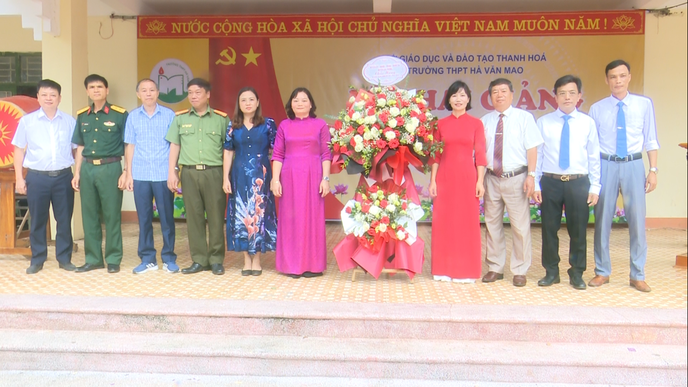 Các đồng chí lãnh đạo huyện chụp ảnh lưu niệm với cán bộ, giáo viên trường THPT Hà Văn Mao nhân ngày khai giảng năm học