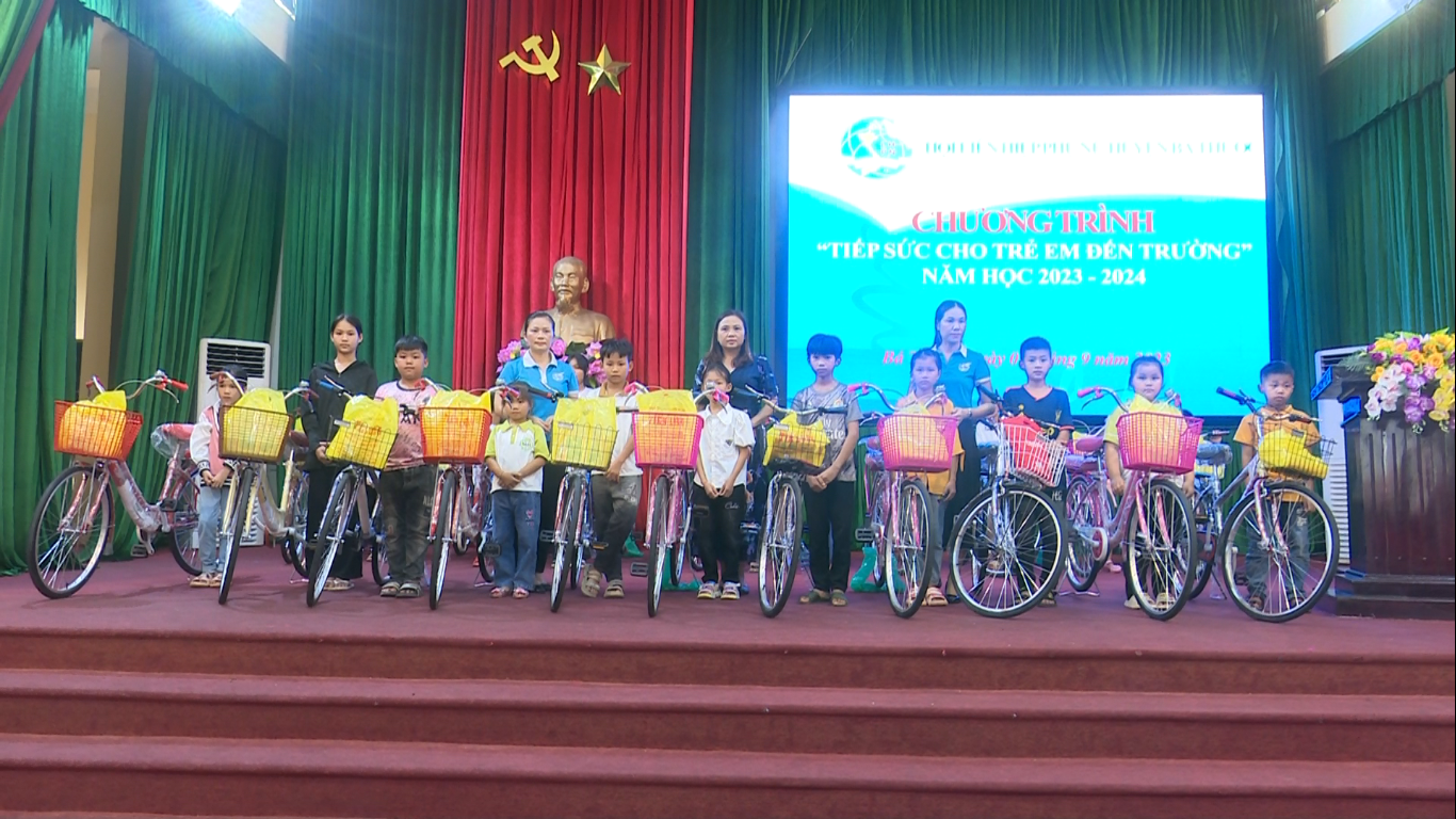 Các đồng chí lãnh đạo Hội LHPN huyện, Phòng GD&ĐT huyện trao xe đạp cho các em học sinh có hoàn cảnh đặc biệt khó khăn