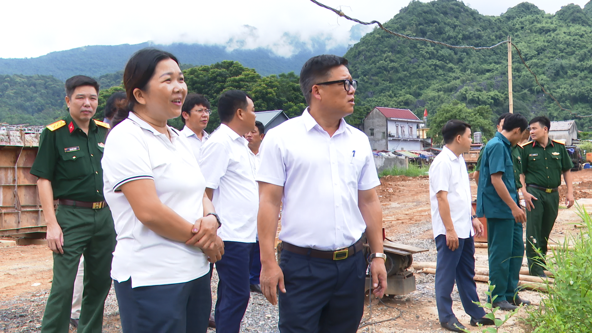Chủ tịch UBND huyện Ngọ Đình Hải cùng thành viên Ban Chỉ huy phòng, chống thiên tai và tìm kiếm cứu nạn huyện đến hiện trường nơi xảy ra đuối nước