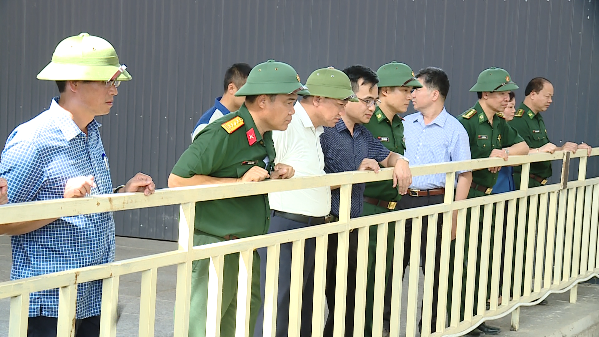 Đồng chí Nguyễn Văn Thi, Ủy viên Ban Thường vụ Tỉnh ủy, Phó Chủ tịch Thường trực UBND tỉnh kiểm tra thực tế tại nhà máy thủy điện Bá Thước 1