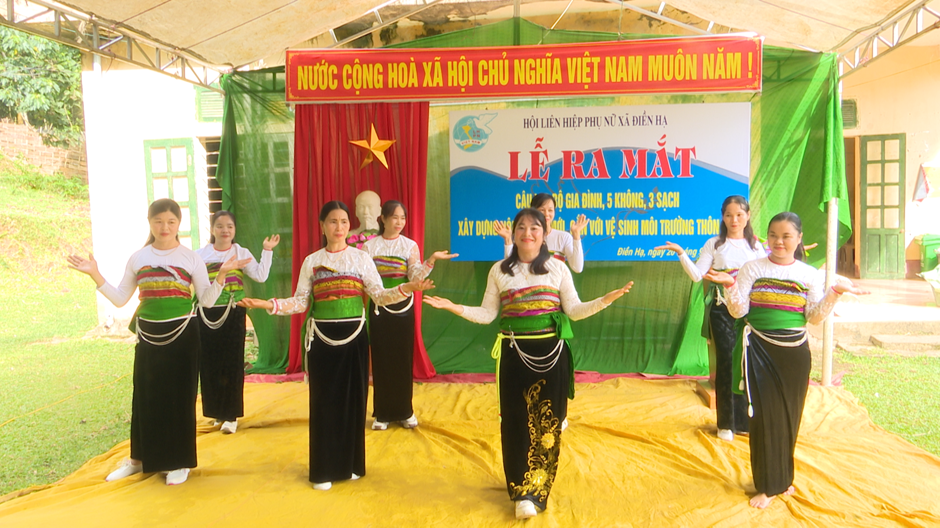 Một tiết mục văn nghệ đặc sắc do chị em hội viên chi hội phụ nữ thôn Xăm biểu diễn chào mừng buổi lễ