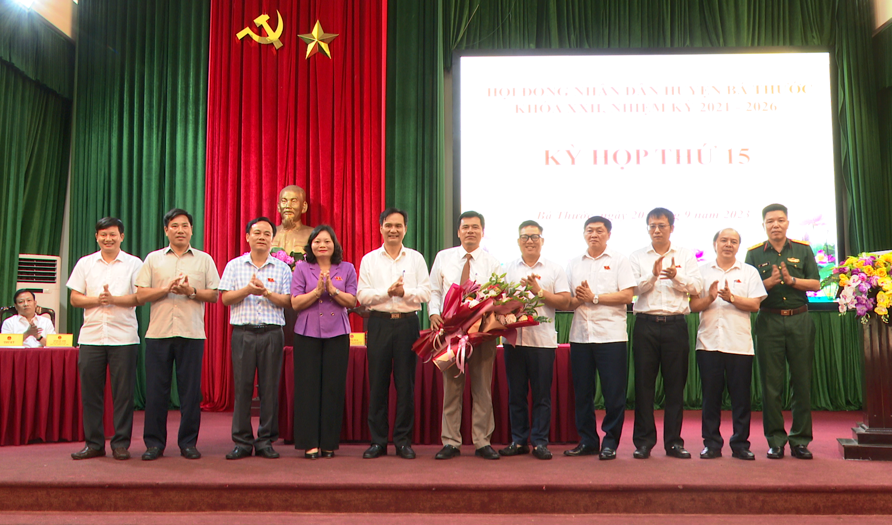 Các đồng chí lãnh đạo huyện Bá Thước tặng hoa chúc mừng đồng chí Mai Hữu Phúc, tân PCT UBND huyện