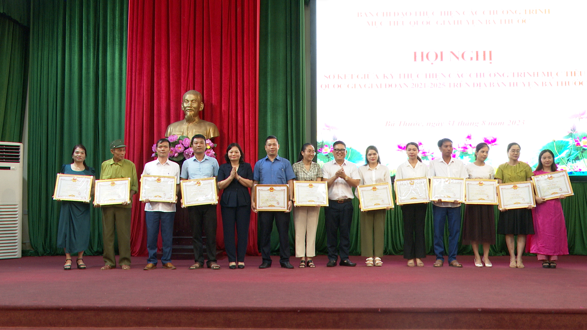 Các đồng chí lãnh đạo Thường trực Huyện ủy trao giấy khen cho các tập thể, cá nhân, hộ gia đình đạt thành tích xuất sắc trong thực hiện các Chương trình mục tiêu quốc gia giai đoạn 2021 - 2023