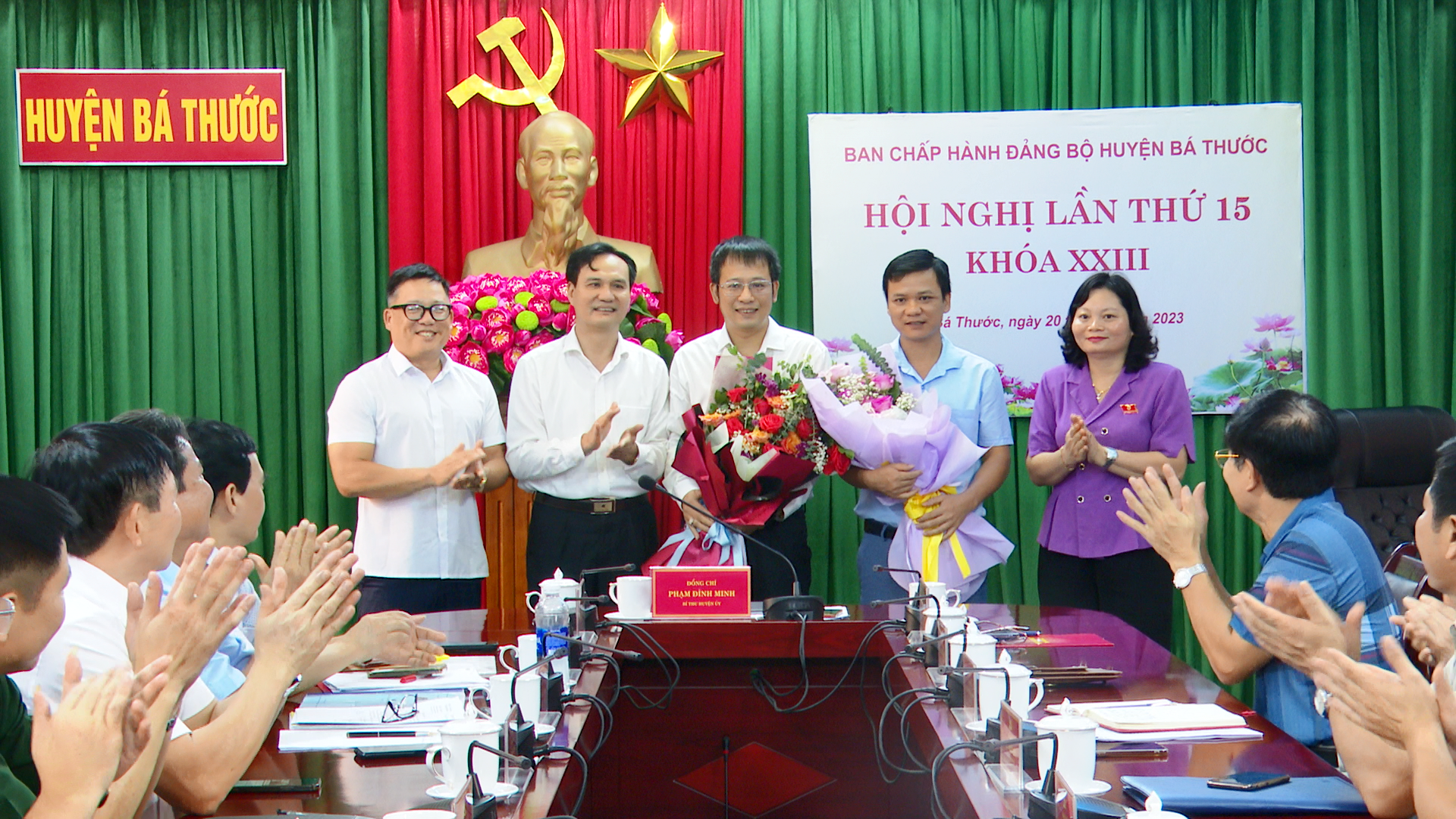 Các đồng chí lãnh đạo Thường trực Huyện ủy tặng hoa chúc mừng các đồng chí vừa được bầu vào Ủy viên Ban Thường vụ và Ủy viên Ủy ban Kiểm tra Huyện ủy
