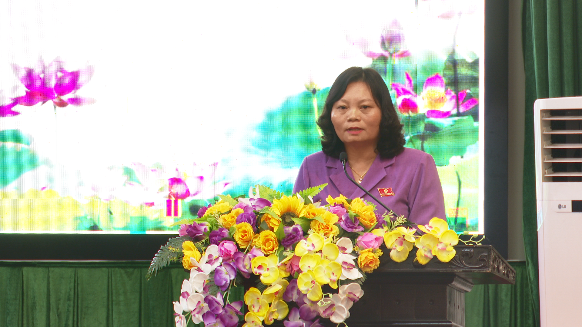 Đồng chí Bùi Thị Hoa, Phó Bí thư Thường trực Huyện ủy, Chủ tịch HĐND huyện phát biểu bế mạc kỳ họp