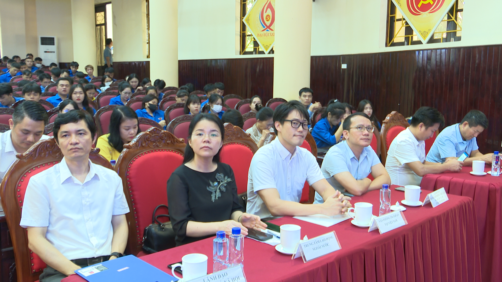 Các đại biểu dự phiên giao dịch việc làm.