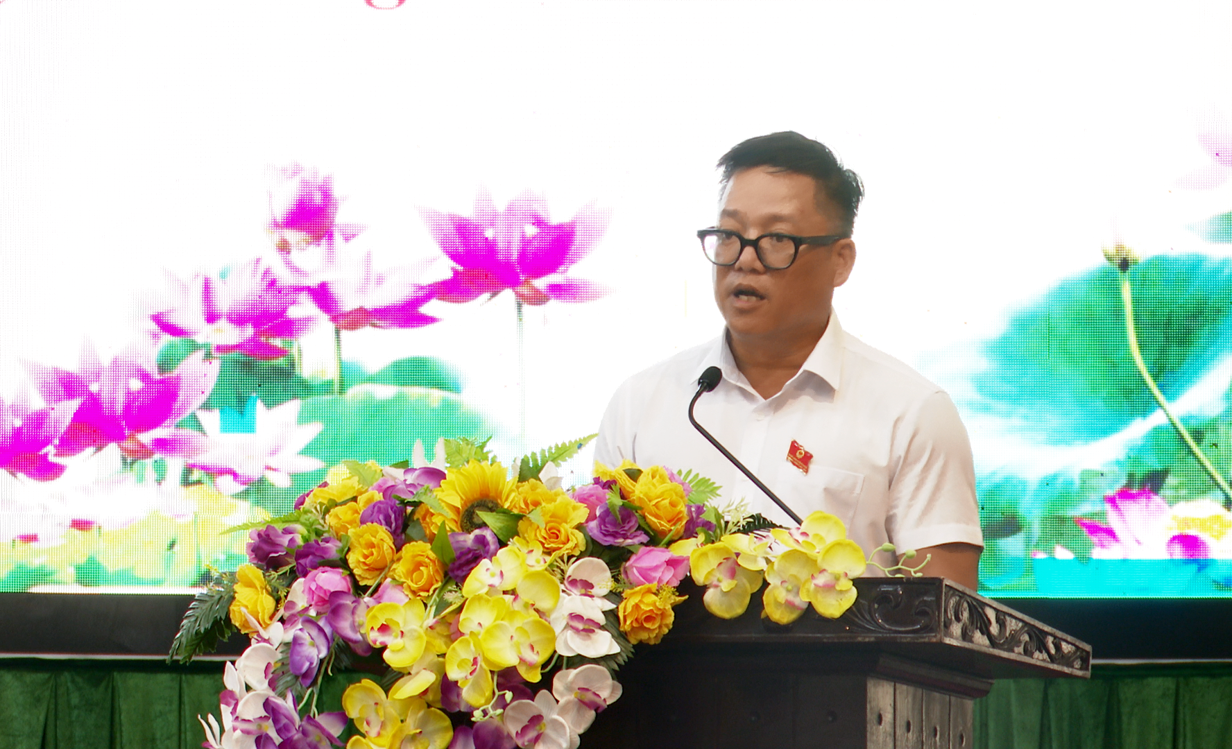 Đồng chí Ngọ Đình Hải, Phó Bí thư Huyện ủy, Chủ tịch UBND huyện thông qua Tờ trình tại kỳ họp