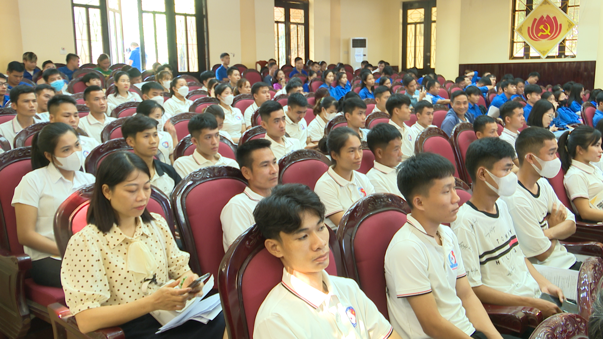 Người lao động và học sinh, sinh viên trên địa bàn huyện tham gia phiên giao dịch việc làm