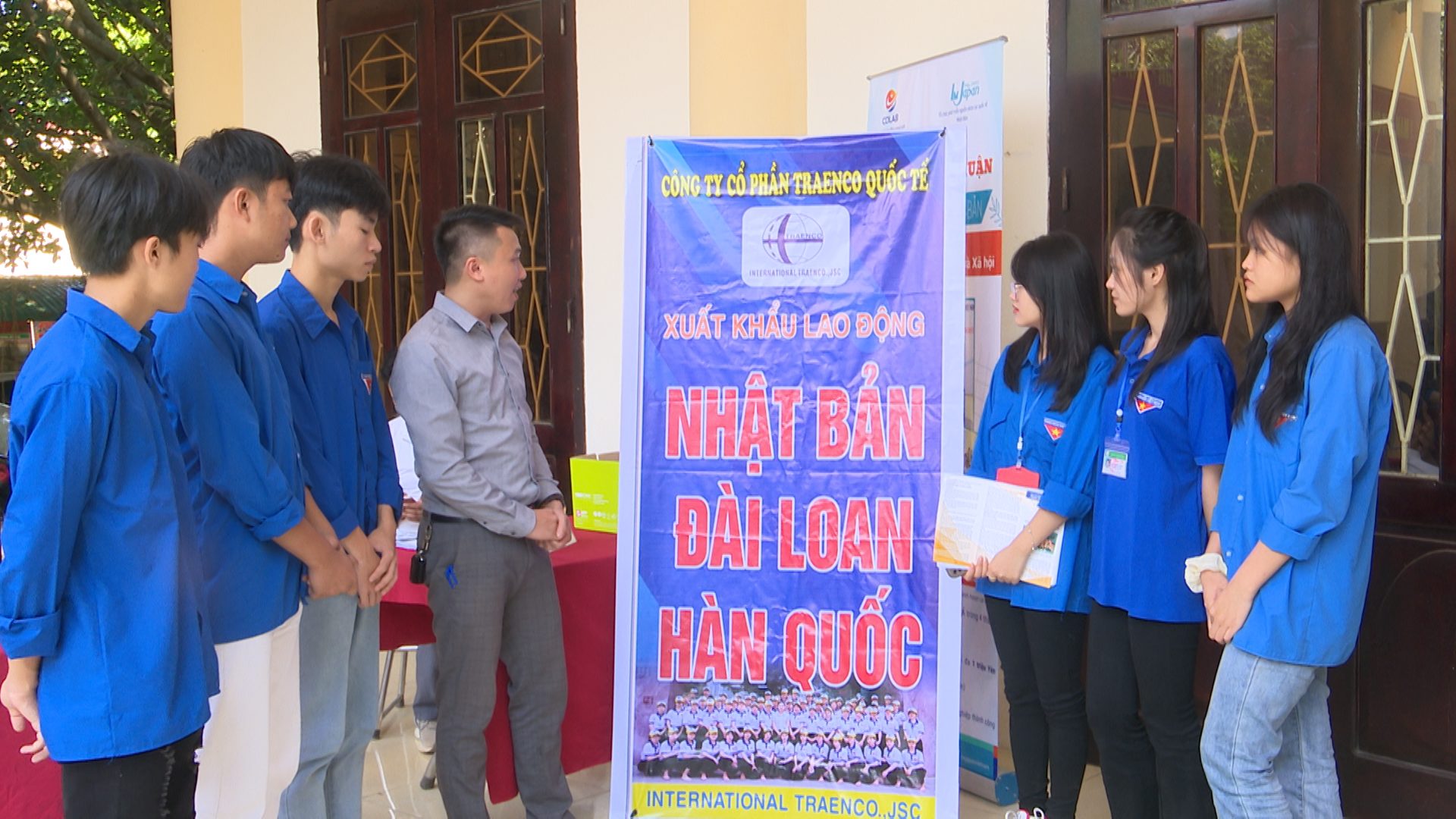 Các em học sinh, sinh viên được doanh nghiệp giới thiệu thị trường xuất khẩu lao động nước ngoài.