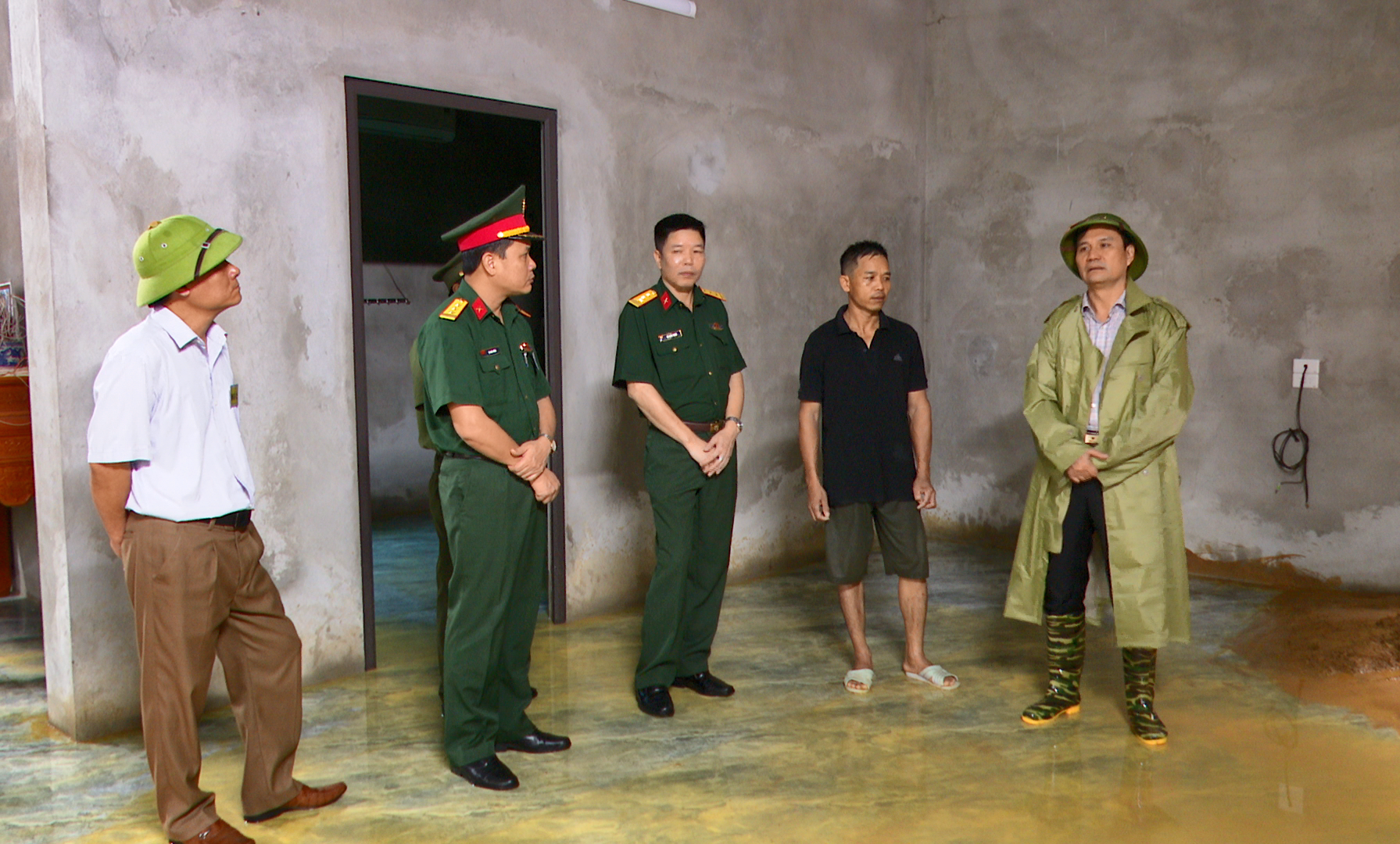 Đồng chí Phạm Đình Minh, Bí thư Huyện ủy cùng các đồng chí trong đoàn đến thăm, chia sẻ khó khăn cùng gia đình anh Phạm Công Viện ở thôn Khung, xã Thiết Kế