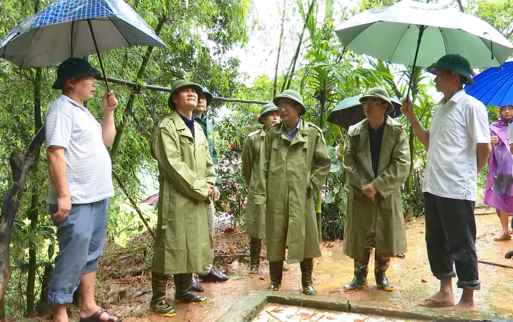 Đồng chí Bí thư Huyện ủy Phạm Đình Minh cùng các đồng chí trong đoàn đến kiểm tra điểm dân cư có nguy cơ sạt lở do mưa lũ tại thôn Trình, xã Lũng Cao