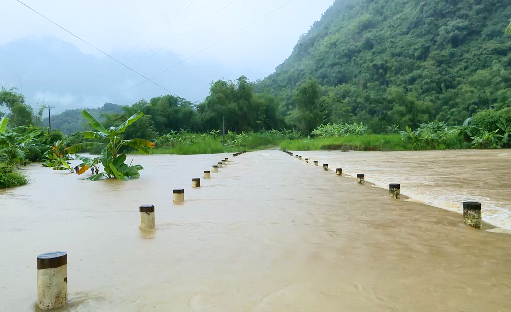 Mưa lớn làm ngập tràn Tếch xã Ban Công và tràn Nà Khà xã Cổ Lũng