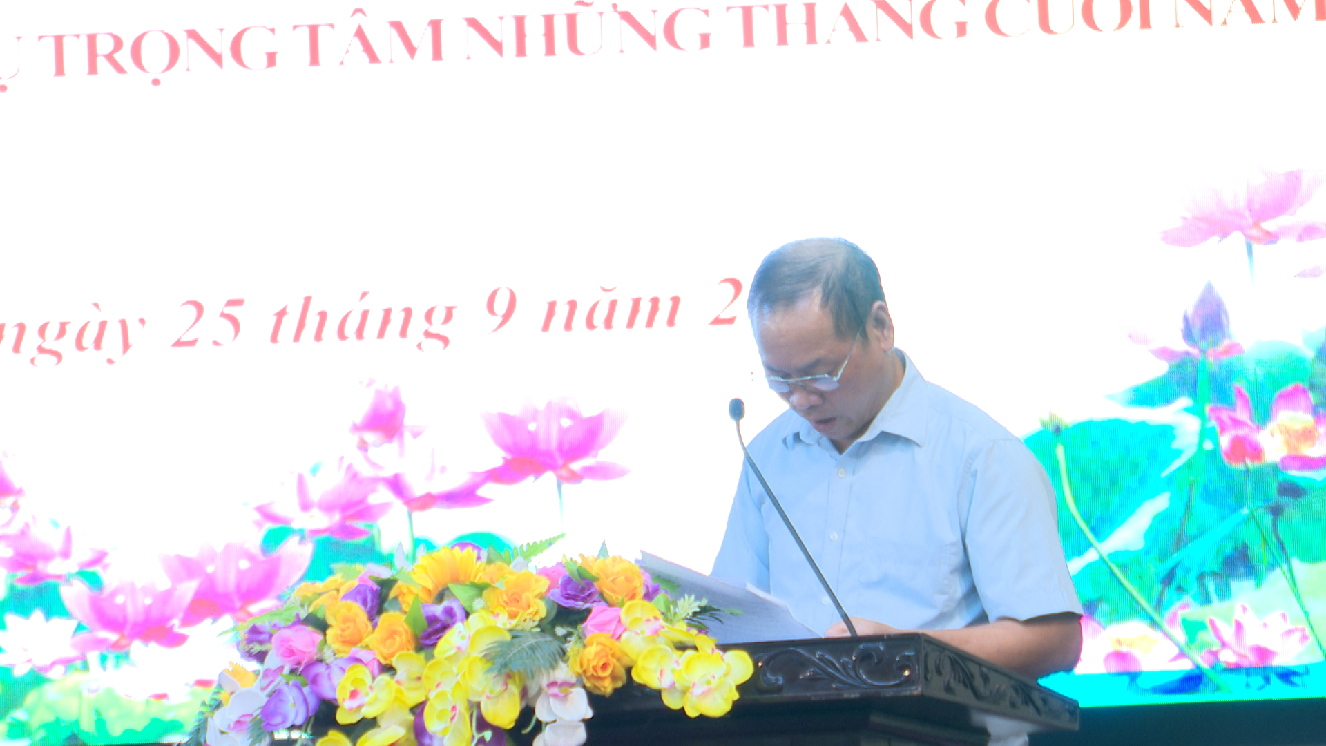 Ông Lê Bá Quý, Giám đốc BHXH huyện Bá Thước báo cáo tình hình thực hiện chính sách BHXH, BHYT 8 tháng đầu năm 2023