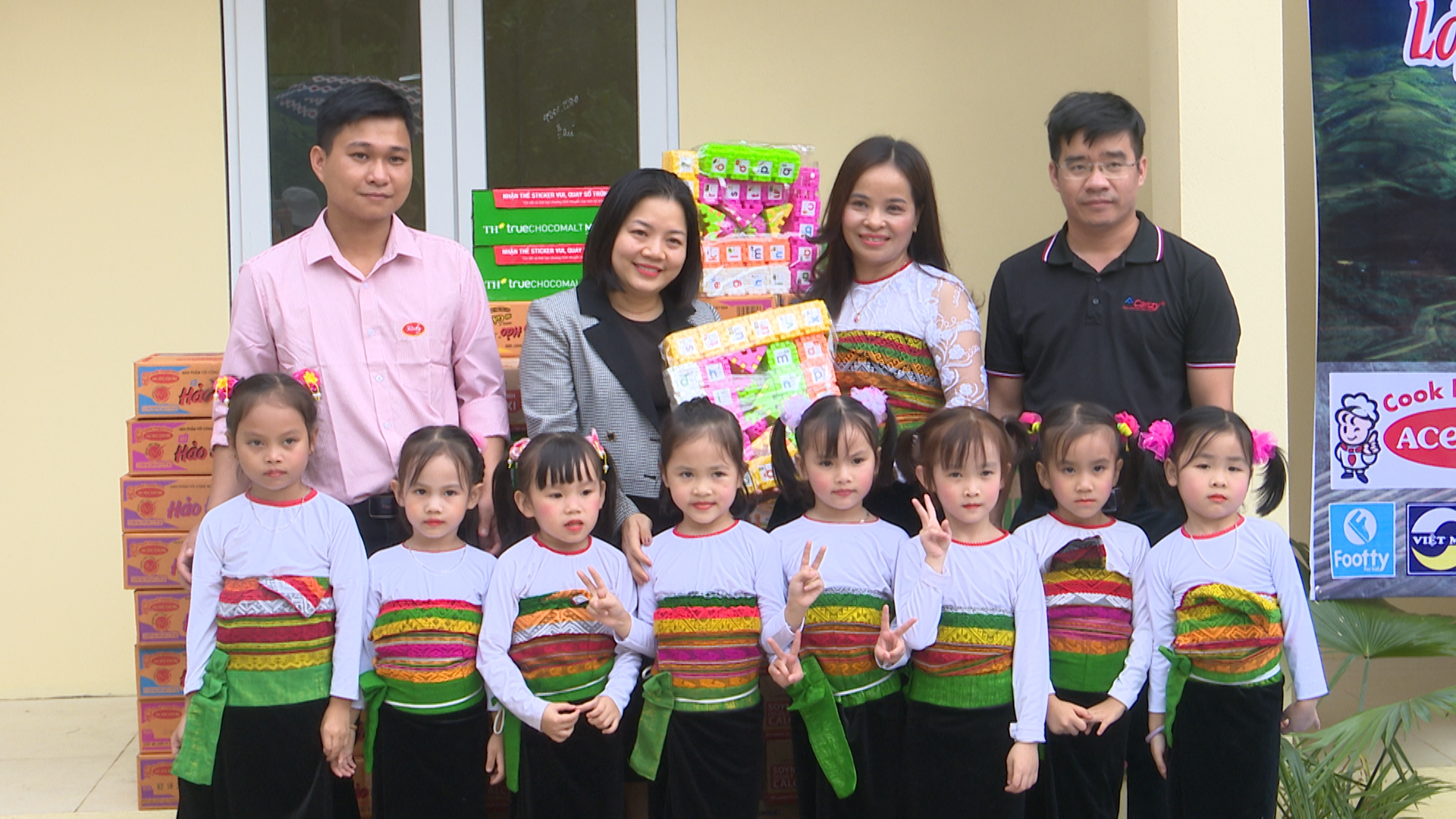 Tạp chí Sở hữu Trí tuệ và Sáng tạo cùng các doanh nghiệp cho trao quà cho điểm trường Cao Hoong, xã Lũng Cao