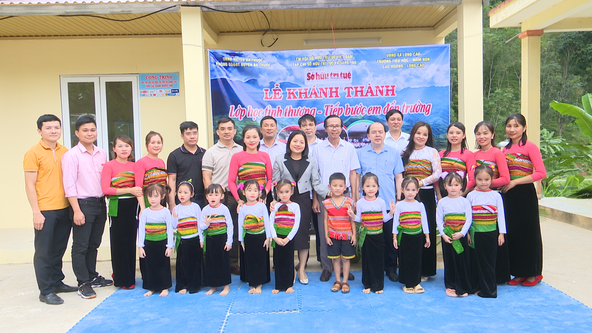 Các đại biểu chụp ảnh lưu niệm cùng thầy, cô giáo trường Mầm non Cao Hoong, xã Lũng Cao