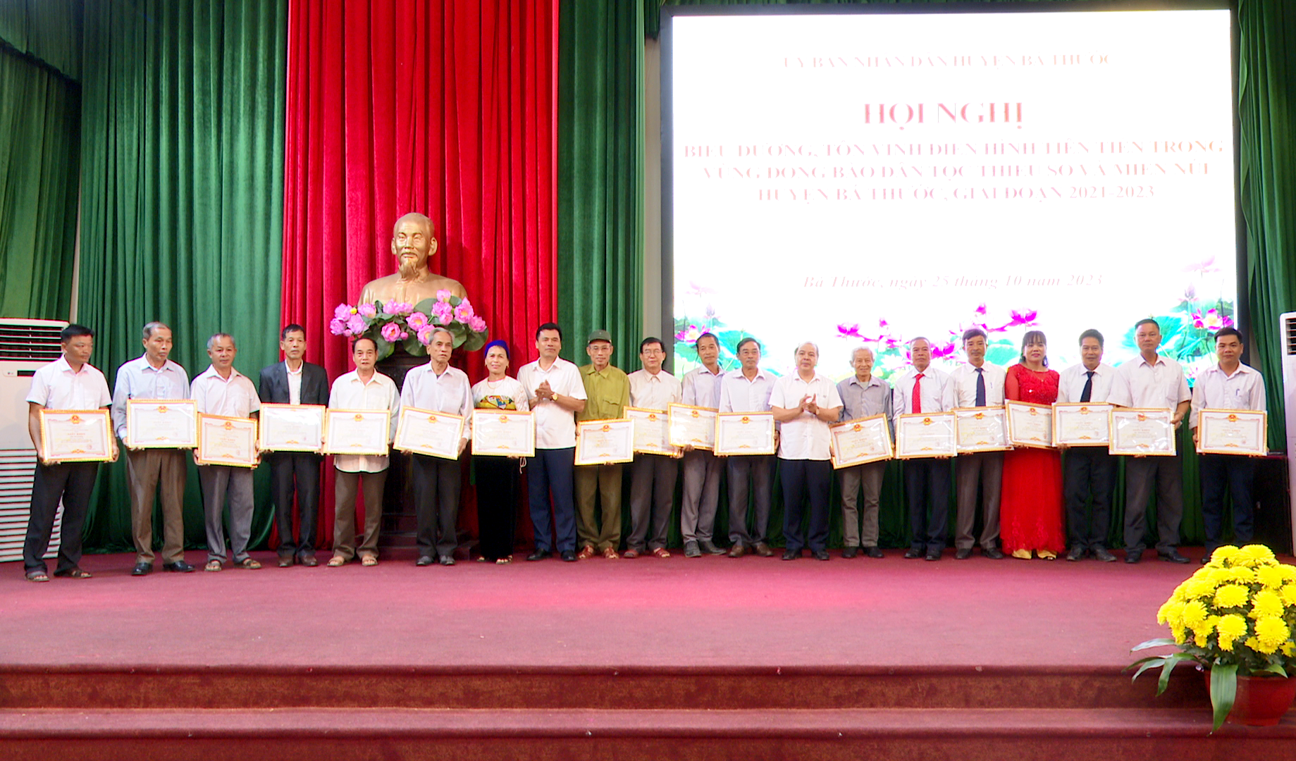 Các đồng chí trong Ban Thường vụ Huyện ủy, Thường trực HĐND, UBND huyện trao giấy khen của Chủ tịch UBND huyện cho 130 cá nhân tiêu biểu là người có uy tín, trưởng các dòng họ, nhân sĩ trí thức, doanh nhân, nghệ nhân người dân tộc thiểu số giai đoạn 2021 - 2023