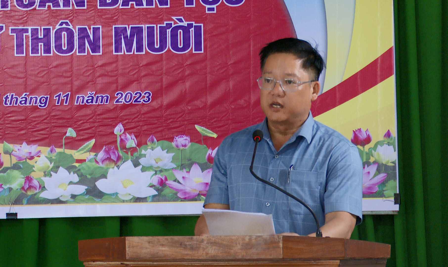 Đồng chí Ngọ Đình Hải, Phó Bí thư Huyện ủy, Chủ tịch UBND huyện phát biểu chung vui tại Ngày hội Đại đoàn kết toàn dân tộc tại khu dân cư thôn Mười, xã Điền Quang