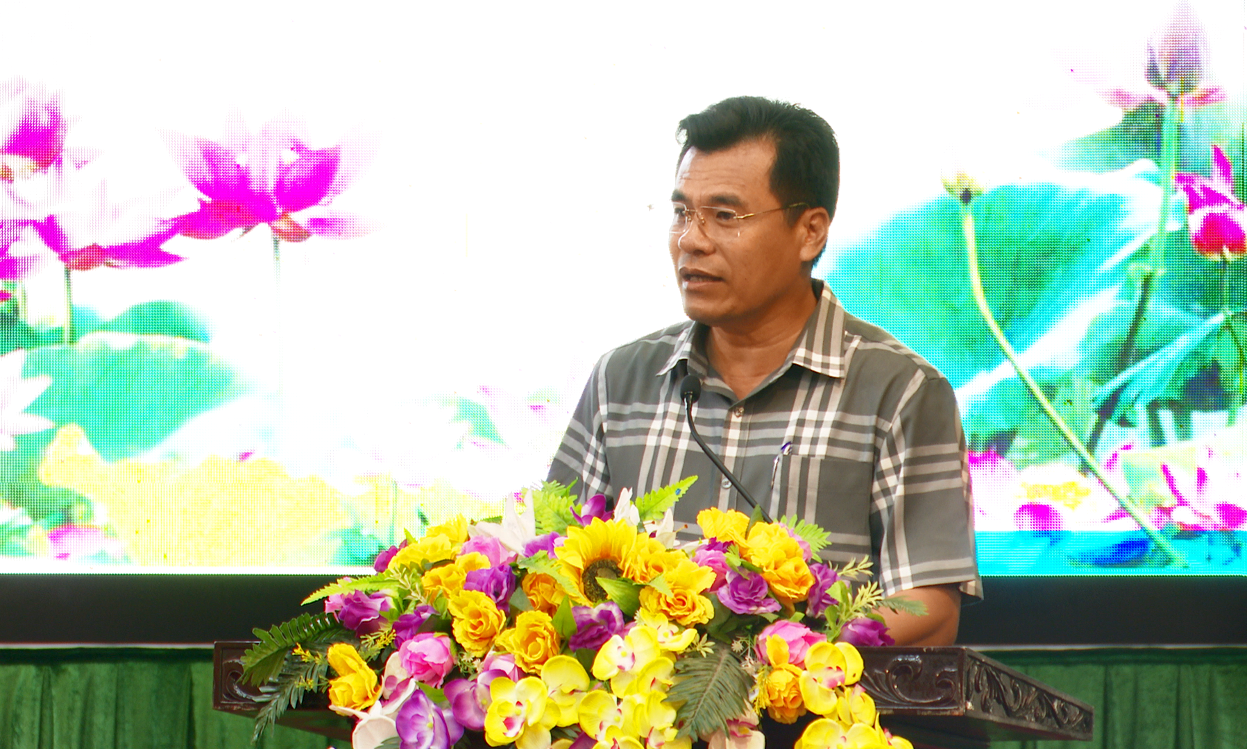 Đồng chí Mai Hữu Phúc, Phó Chủ tịch UBND huyện thông qua các Tờ trình tại kỳ họp
