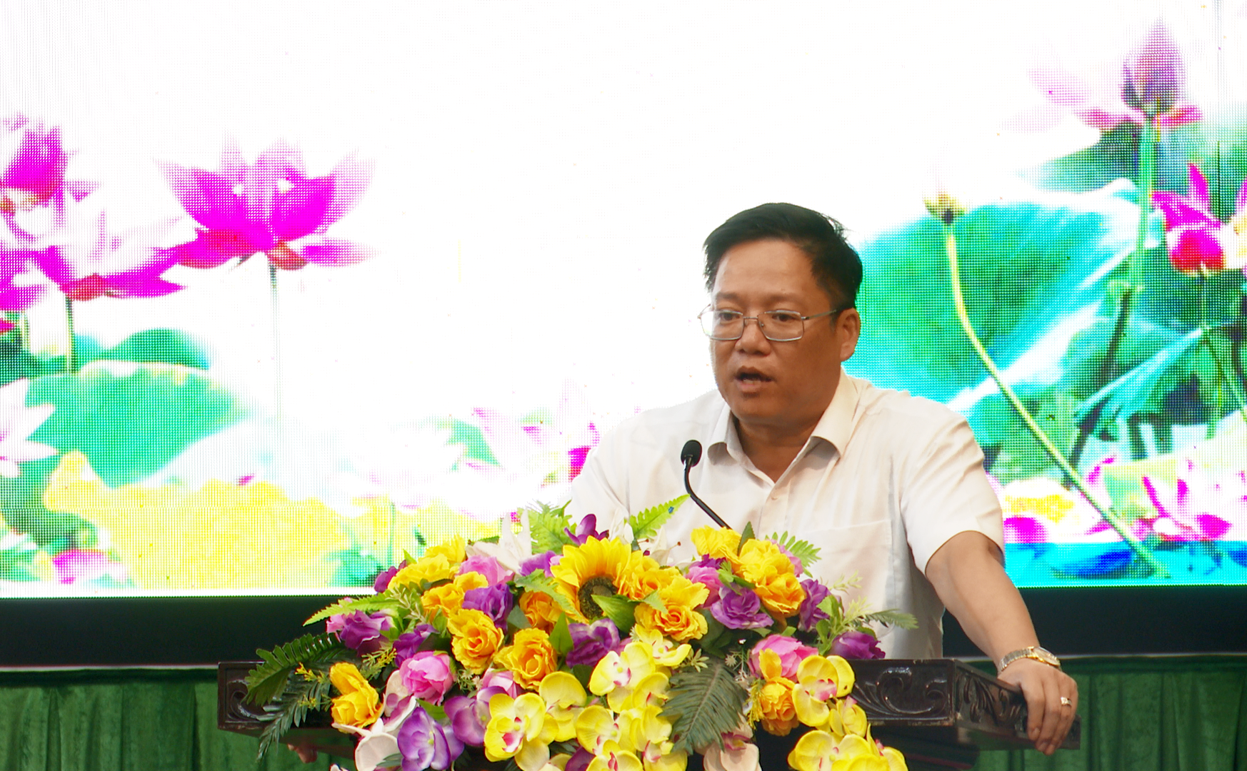 Đồng chí Ngọ Đình Hải, Phó Bí thư Huyện ủy, Chủ tịch UBND huyện tiếp thu, giải trình một số nội dung thuộc thẩm quyền tại kỳ họp