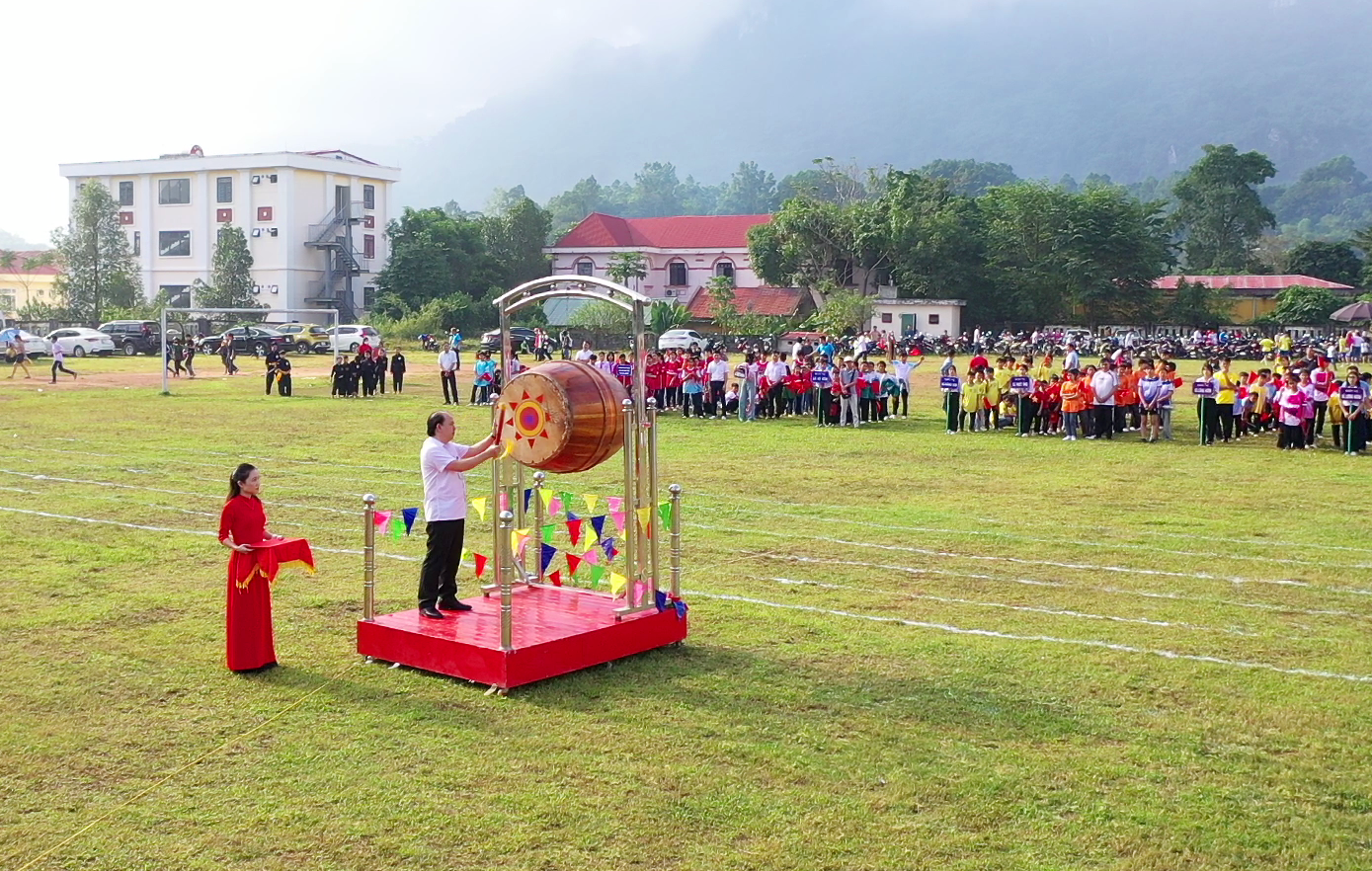 Đồng chí Lò Văn Thắng, Phó Chủ tịch UBND huyện, Trưởng Ban Chỉ đạo điểm hồi trống khai mạc Hội khỏe Phù đổng