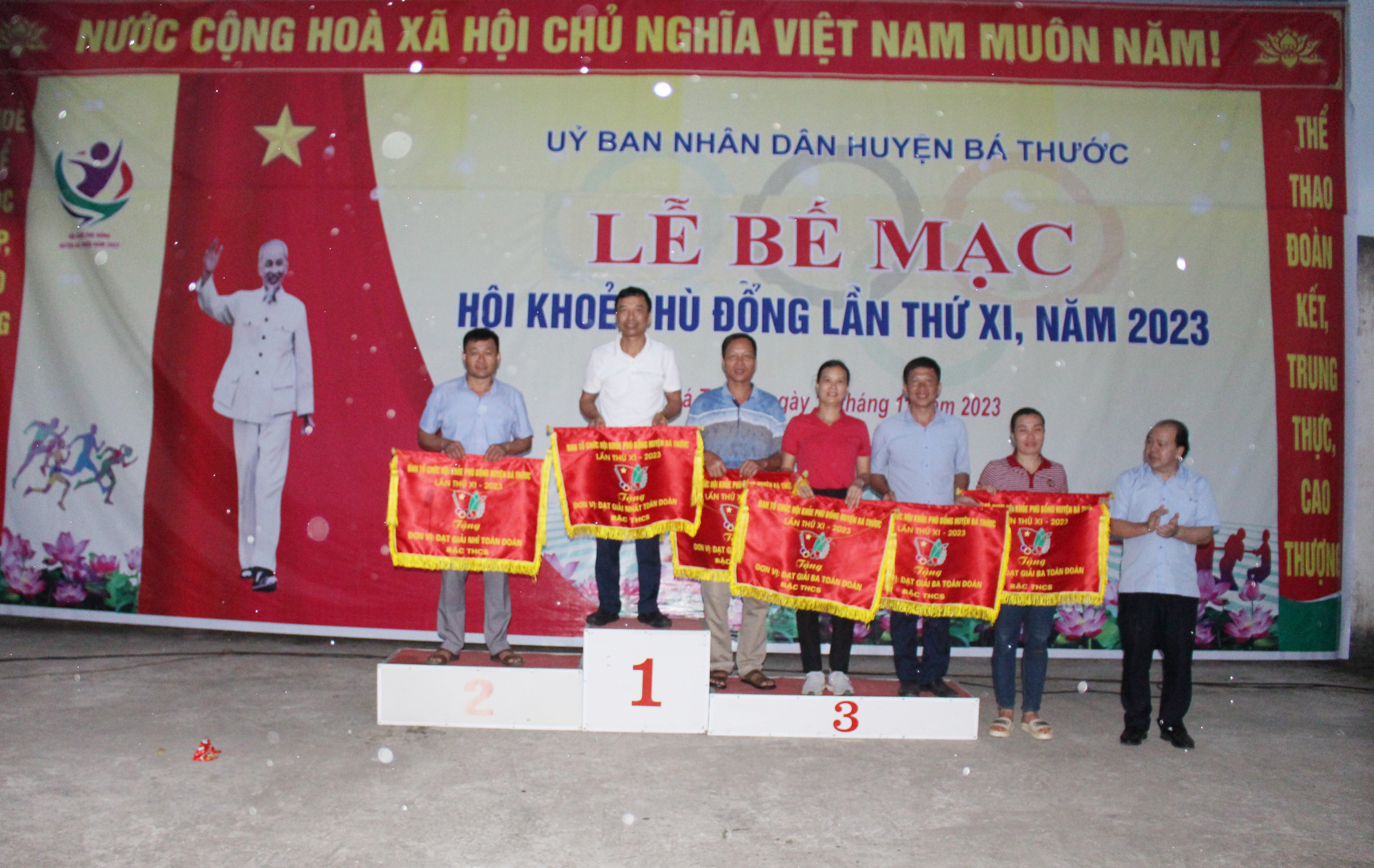 Đồng chí Lò Văn Thắng, Phó Chủ tịch UBND huyện, Trưởng Ban chỉ đạo trao cờ Nhất, Nhì, Ba toàn đoàn cho các trường tham có thành tích xuất sắc tại Hội khỏe phù đổng