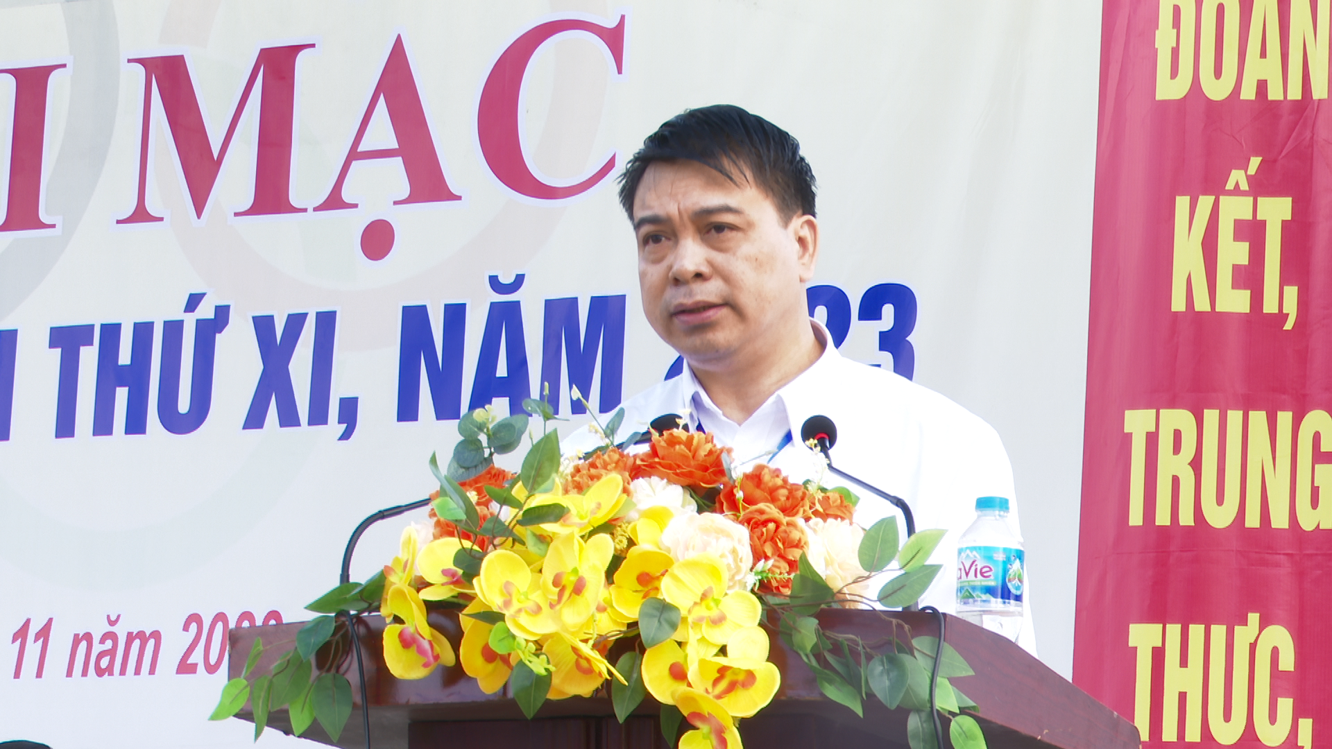 Đồng chí Hà Tự Nhiên, Ủy viên Ban Chấp hành Huyện ủy, Trưởng Phòng Giáo dục và Đào tạo phát biểu tại Lễ khai mạc