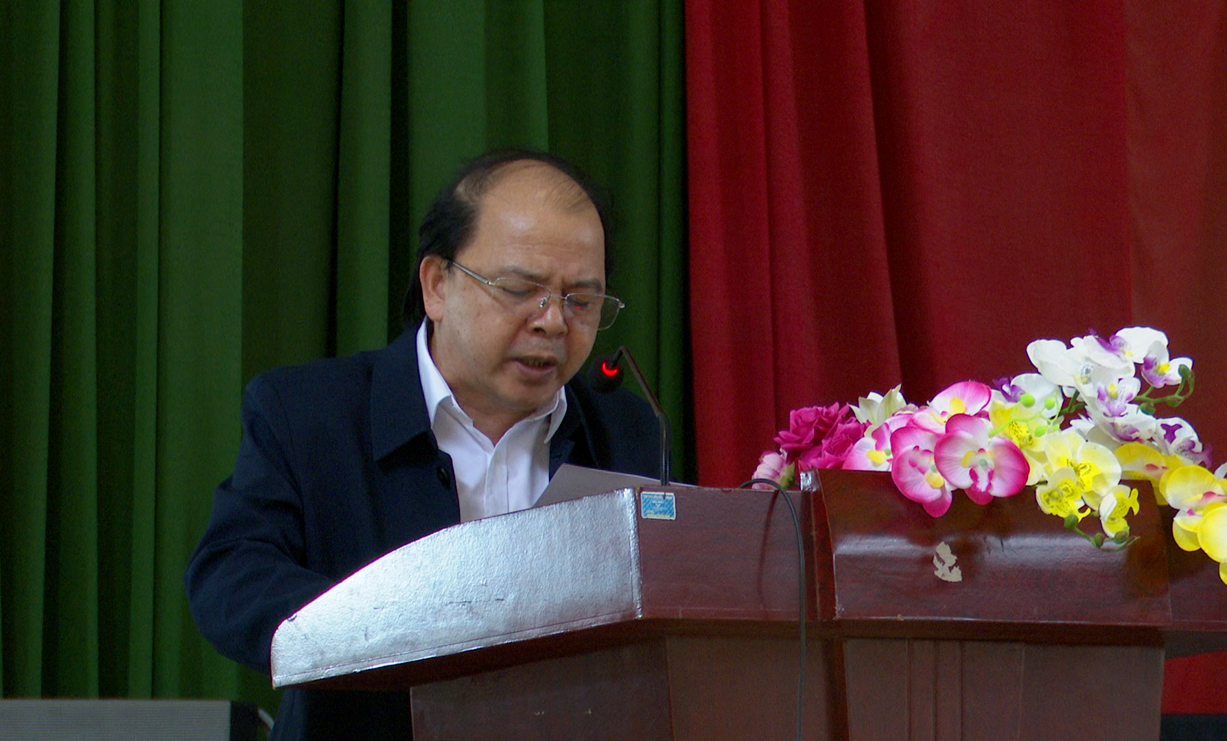 Đồng chí Lò Văn Thắng, Phó Chủ tịch UBND huyện phát biểu tại Ngày hội hiến máu tình nguyện
