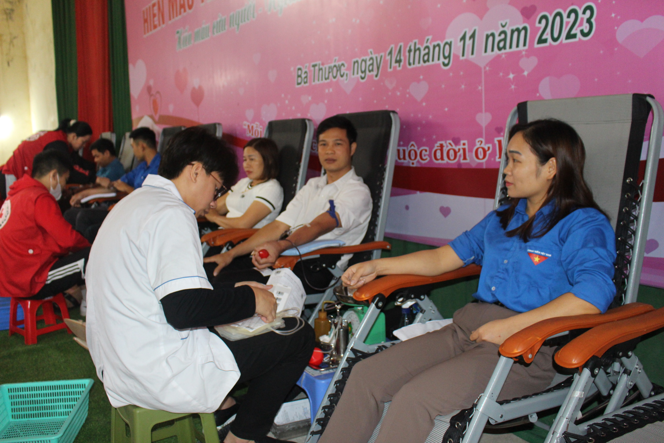 Các tình nguyện viên tham gia hiến máu tại Ngày hội