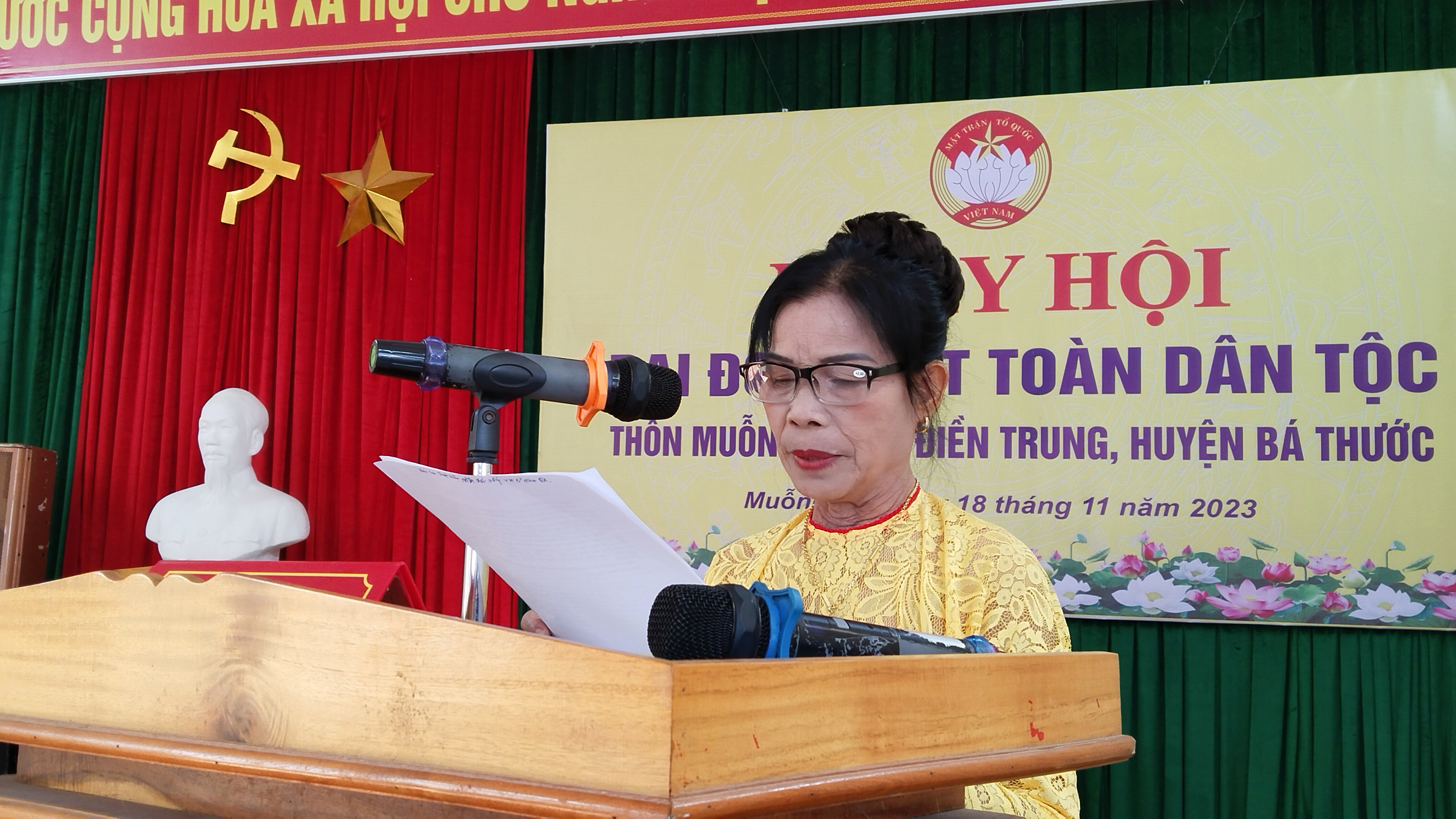 Đại diện Ban công tác mặt trận thôn Muỗng Do cùng các đại biểu ôn lại truyền thống MTTQ