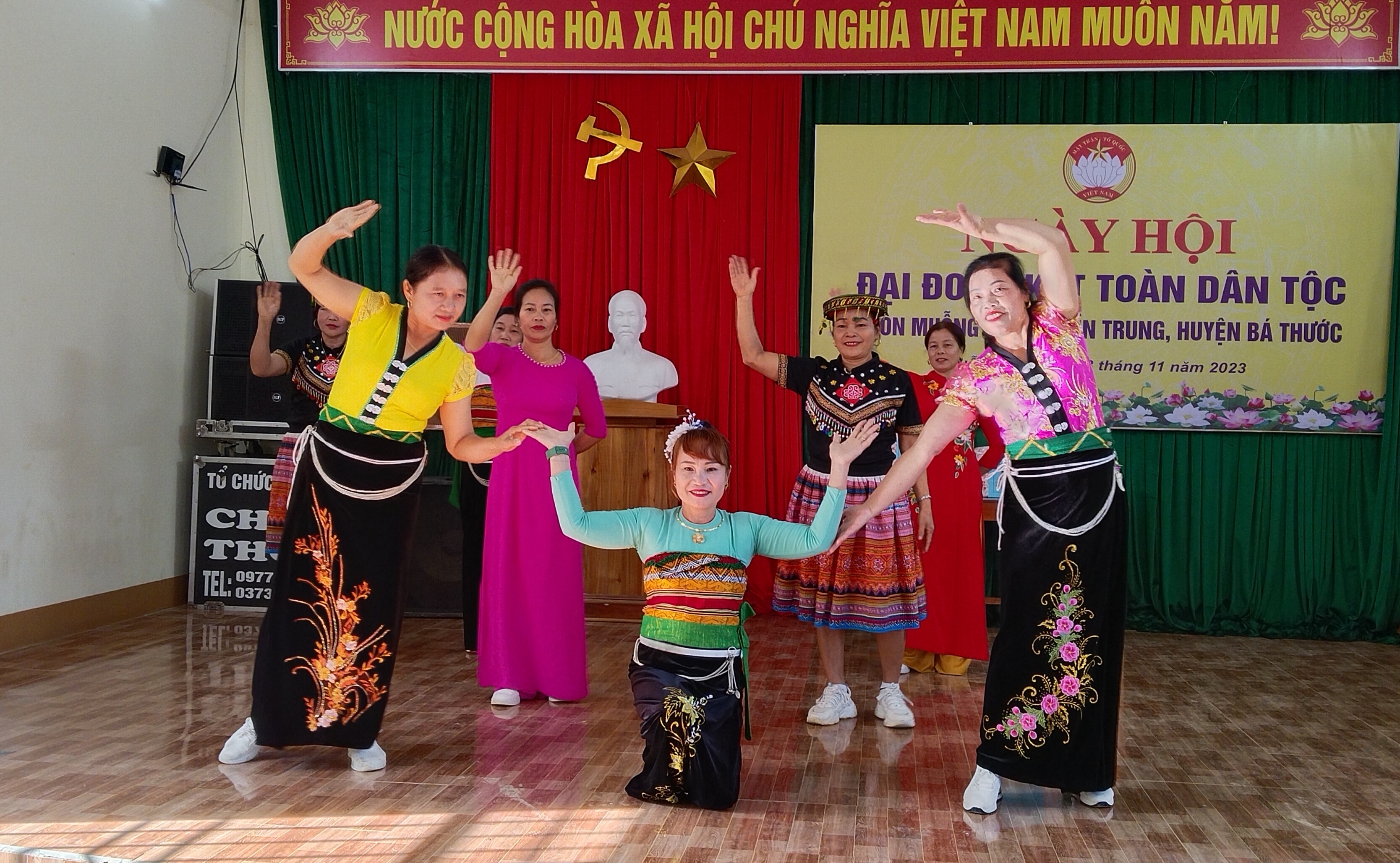 Một tiết mục văn nghệ do bà con Nhân dân thôn Mỗng Do biểu diễn